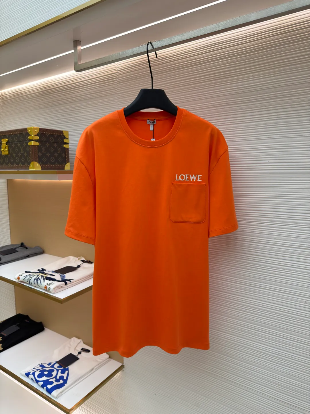 Loewe patch pocket embroidered short sleeves ●Original version: purchased and developed for 4800 ●Item number: 1682354-X90 ●Material: cotton fabric ●Technology: embroidery production ●Color: orange ●Version: Fitted version ●Weight: about 325 grams ●Size: S-M-L-XL ●Description: Customized satin precision super soft nylon cotton, delicate and soft, comfortable and skin-friendly, with classic black as the curtain, giving a deep sensory luxury The pockets are left blank and embellished with LOEWE embroidery. It is low-key and powerful and shines like a work of art. The pocket style exudes unique charm, simple yet out of style. A patch pocket hides the code word of minimalism. Adopt imported machine embroidery technology, use advanced computer control systems and precision mechanical components to achieve oewe embroidery operations with high precision. The lines are smooth and delicate. The fabrics have been washed and have a better hand feel and texture. They are not easy to deform, shrink or fade, and maintain long-term beauty. The overall wiring is straight and delicate, the fabric is comfortable and soft, and the color is consistent without color difference. It can be matched with the same style to create a fashionable look and control various occasions. Customized accessories, complete with three standards, same style for men and women!