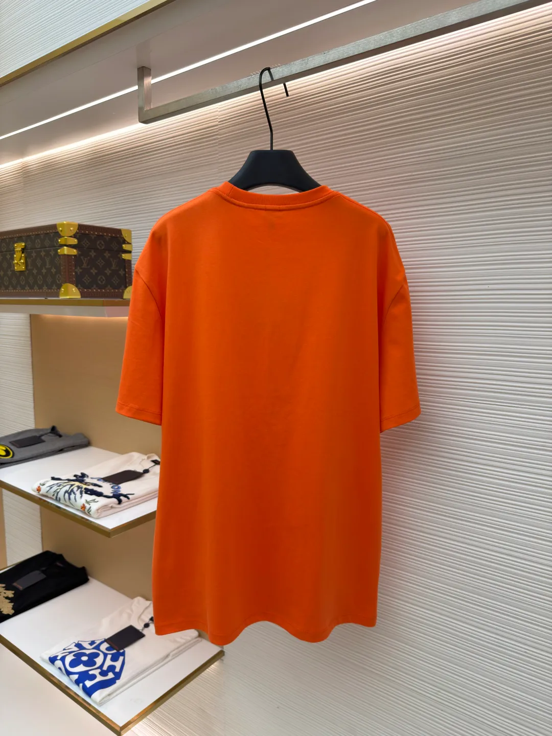 Loewe patch pocket embroidered short sleeves ●Original version: purchased and developed for 4800 ●Item number: 1682354-X90 ●Material: cotton fabric ●Technology: embroidery production ●Color: orange ●Version: Fitted version ●Weight: about 325 grams ●Size: S-M-L-XL ●Description: Customized satin precision super soft nylon cotton, delicate and soft, comfortable and skin-friendly, with classic black as the curtain, giving a deep sensory luxury The pockets are left blank and embellished with LOEWE embroidery. It is low-key and powerful and shines like a work of art. The pocket style exudes unique charm, simple yet out of style. A patch pocket hides the code word of minimalism. Adopt imported machine embroidery technology, use advanced computer control systems and precision mechanical components to achieve oewe embroidery operations with high precision. The lines are smooth and delicate. The fabrics have been washed and have a better hand feel and texture. They are not easy to deform, shrink or fade, and maintain long-term beauty. The overall wiring is straight and delicate, the fabric is comfortable and soft, and the color is consistent without color difference. It can be matched with the same style to create a fashionable look and control various occasions. Customized accessories, complete with three standards, same style for men and women!