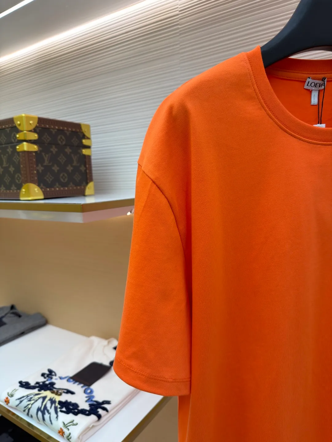 Loewe patch pocket embroidered short sleeves ●Original version: purchased and developed for 4800 ●Item number: 1682354-X90 ●Material: cotton fabric ●Technology: embroidery production ●Color: orange ●Version: Fitted version ●Weight: about 325 grams ●Size: S-M-L-XL ●Description: Customized satin precision super soft nylon cotton, delicate and soft, comfortable and skin-friendly, with classic black as the curtain, giving a deep sensory luxury The pockets are left blank and embellished with LOEWE embroidery. It is low-key and powerful and shines like a work of art. The pocket style exudes unique charm, simple yet out of style. A patch pocket hides the code word of minimalism. Adopt imported machine embroidery technology, use advanced computer control systems and precision mechanical components to achieve oewe embroidery operations with high precision. The lines are smooth and delicate. The fabrics have been washed and have a better hand feel and texture. They are not easy to deform, shrink or fade, and maintain long-term beauty. The overall wiring is straight and delicate, the fabric is comfortable and soft, and the color is consistent without color difference. It can be matched with the same style to create a fashionable look and control various occasions. Customized accessories, complete with three standards, same style for men and women!
