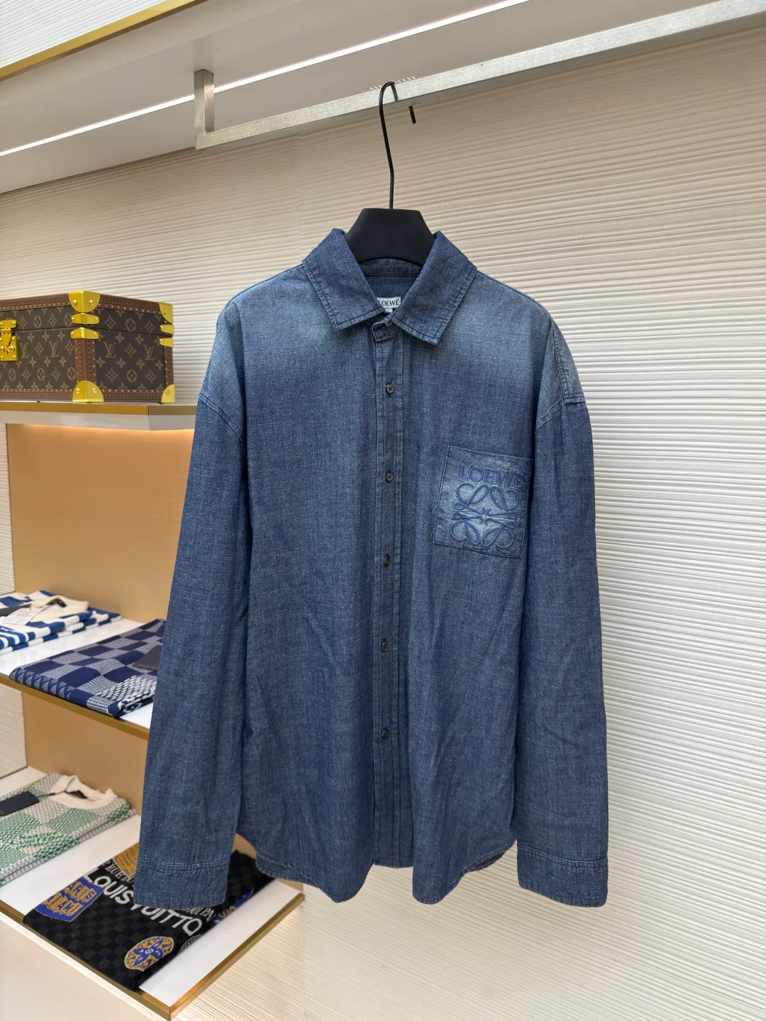 Loewe Anagram denim shirt ●Authentic product: Purchased and developed for 7500 ●Item number: 1680042-A90 ●Material: denim denim fabric ●Technology: Positioning cutting machine ●Version: Fitted version ●Weight: about 395 grams ●Size: 42-44-46-48 ●Description: Full of texture Encounter the classic denim blue dreamland to interpret casual elegance Elbows are decorated with Anagram The hollow design increases visual recognition. The wash gradient is rich and delicate. A statement of personality and taste. The tailoring is casual. The dropped shoulder design adds a sense of laziness and spontaneity. It gives the denim shirt a unique artistic vitality. It uses laser cutting. The elbows are manually disassembled. They are laid out flat to make laser positioning and cutting Anagram patterns. They are then manually taped internally and then manually sewn on. Expensive labor costs and high losses. Low daily output, using the washing and coloring process. It is preferred to choose a special desizing agent, and then the fabric is soaked in it to be evenly sized. After desizing, it is finally rinsed. The workmanship is extremely complicated and the loss is high. The overall wiring is straight and delicate, the fabric is comfortable and soft, and the color is consistent without color difference. It can be matched with the same style to create a fashionable look and control various occasions. Customized accessories, complete with three standards, same style for men and women!