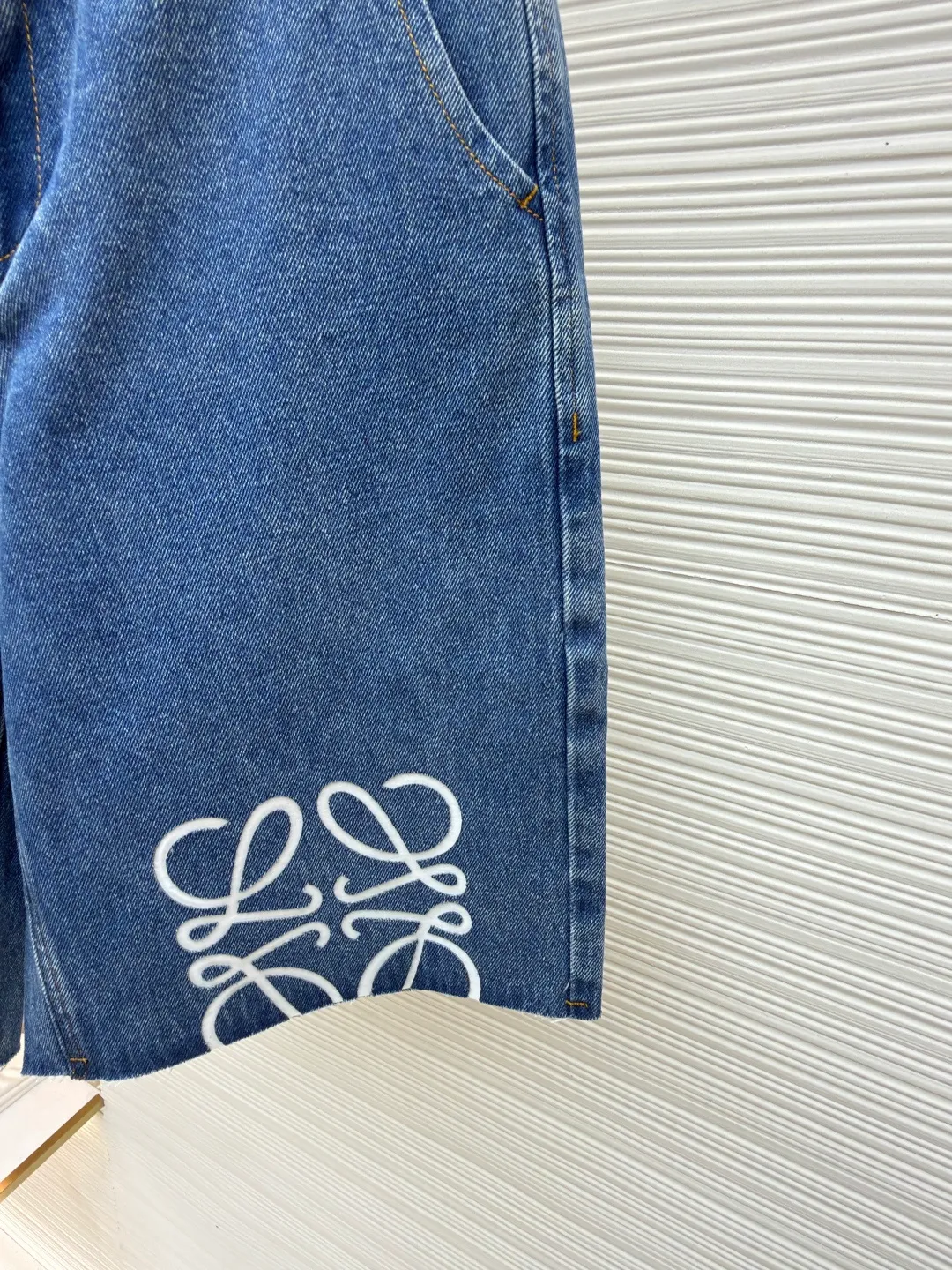 Loewe Anagram denim denim shorts ●Original version: Purchased and developed for 8500 ●Item number: 1682375-B35 ●Material: denim fabric ●Technology: laser cutting ●Color: blue ●Version: fitted version ●Weight: about 465 grams ●Size: 34-36-38-40-42 ●Description: Customized blue silk dense cotton denim, comfortable and close to the skin, full of texture, using classic blue to paint the background of time. The white Anagram hollow mark is engraved on the knee. The interweaving of blue and white is a collision of nature and art. It is highly recognizable and gives the denim shorts a unique artistic vitality. Laser cutting is used to manually dismantle the trousers, lay them flat to make laser-cut anagram patterns, then manually patch the inner fabric and finally sew it on manually. The labor cost is high, the loss is high, and the daily output is low. The infrared positioning of the "Loewe leather label" by an imported special machine is more precise and firm. Using the washing and color frying process, the special desizing agent is preferred, and then the fabric is soaked in it to receive the sizing evenly. After desizing, it is finally rinsed. The workmanship is extremely complex and the loss is high. The overall wiring is straight and delicate, the fabric is comfortable and soft, and the color is consistent without color difference. It can be matched with the same style to create a fashionable look and control various occasions. Customized accessories, complete with three standards, same style for men and women!