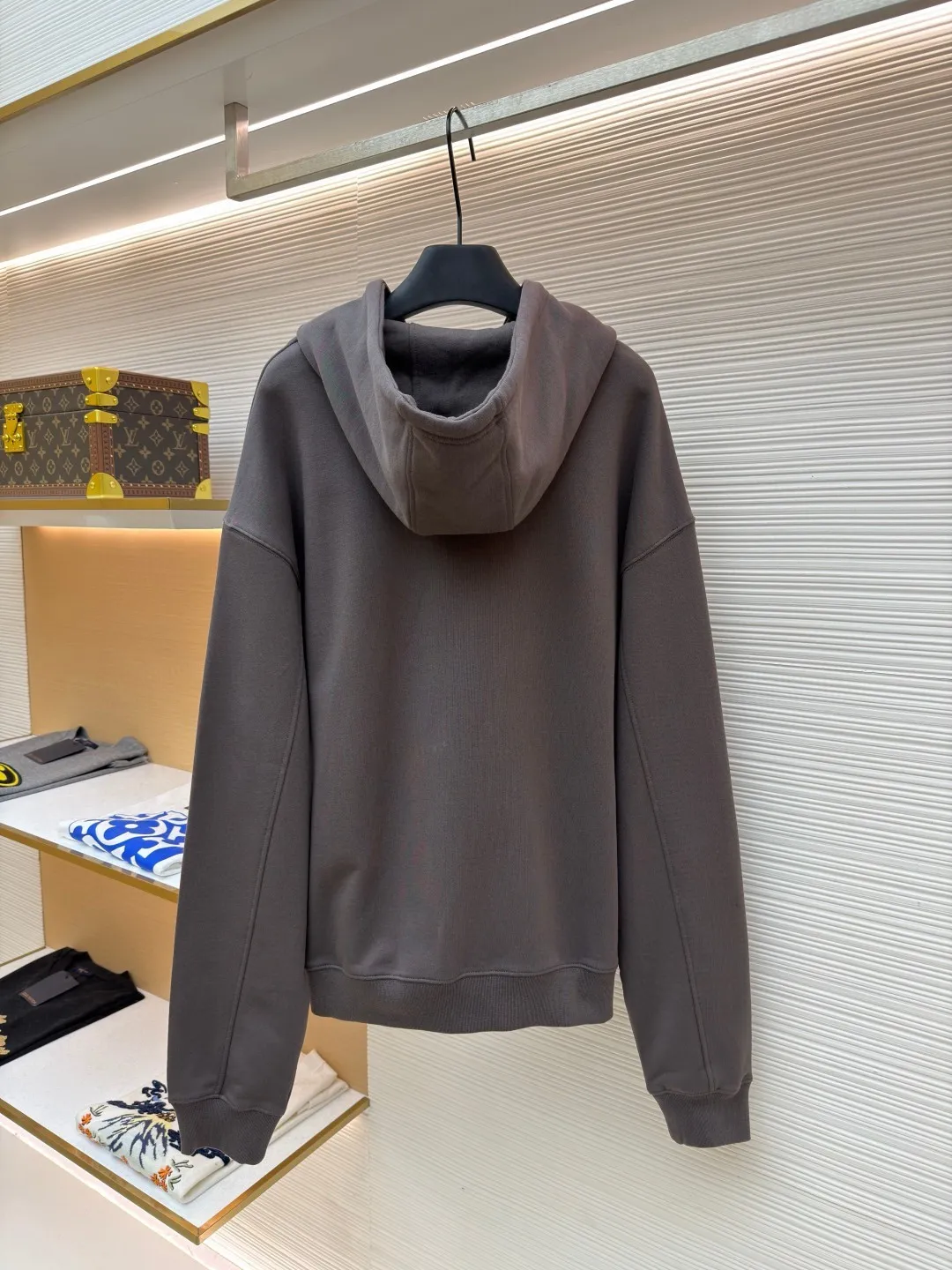 Loewe terry cotton fleece zipper hooded sweatshirt ●Original version: purchased and developed by 9473 ●Item number: 1682252-B05 ●Fabric: terry fabric ●Technology: Fleece production ●Color: gray ●Version: fitted version ●Weight: about 930 grams ●Size: S-M-L-XL ●Description: This Loewe hooded zipper sweatshirt is made of 460g heavyweight pure cotton terry cloth. The fabric has been combed to remove short velvet impurities and is soft and not easy to pill. It is also pre-washed and shaped to effectively prevent shrinkage and deformation after wearing. The burgundy color is low-temperature dip-dyed with plant dyes. The color is full, skin-friendly and non-irritating. The brand logo on the left side of the body adopts the same color hidden thread embroidery process. The embroidery stitches follow dense embroidery techniques. The outline of the pattern is clear and three-dimensional, integrating with the body of the garment without being obtrusive. The drawstring is made of high-elastic nylon rope, which is hand-knitted to form a unique knot decoration. The blue and red contrasting design adds visual highlights. The zipper is a custom-made metal two-way zipper with matte electroplated teeth that pull smoothly and are not easily oxidized. The ribs on the cuffs and hem are made of spandex blended material. After shaping process, it has excellent resilience and fits the body shape without being tight. The overall cut is a loose shoulder-drop version, combined with the flat car double-line stitching process, taking into account both comfort and durability, showing the craftsmanship of light luxury clothing. The overall wiring is straight and delicate, the fabric is comfortable and soft, and the color is consistent without color difference. It can be matched with the same style to create a fashionable look and control various occasions. Customized accessories, complete with three standards, same style for men and women!