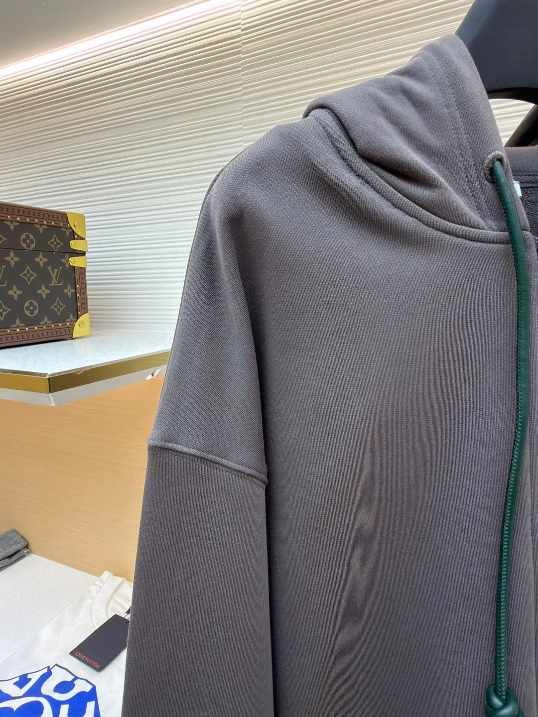 Loewe terry cotton fleece zipper hooded sweatshirt ●Original version: purchased and developed by 9473 ●Item number: 1682252-B05 ●Fabric: terry fabric ●Technology: Fleece production ●Color: gray ●Version: fitted version ●Weight: about 930 grams ●Size: S-M-L-XL ●Description: This Loewe hooded zipper sweatshirt is made of 460g heavyweight pure cotton terry cloth. The fabric has been combed to remove short velvet impurities and is soft and not easy to pill. It is also pre-washed and shaped to effectively prevent shrinkage and deformation after wearing. The burgundy color is low-temperature dip-dyed with plant dyes. The color is full, skin-friendly and non-irritating. The brand logo on the left side of the body adopts the same color hidden thread embroidery process. The embroidery stitches follow dense embroidery techniques. The outline of the pattern is clear and three-dimensional, integrating with the body of the garment without being obtrusive. The drawstring is made of high-elastic nylon rope, which is hand-knitted to form a unique knot decoration. The blue and red contrasting design adds visual highlights. The zipper is a custom-made metal two-way zipper with matte electroplated teeth that pull smoothly and are not easily oxidized. The ribs on the cuffs and hem are made of spandex blended material. After shaping process, it has excellent resilience and fits the body shape without being tight. The overall cut is a loose shoulder-drop version, combined with the flat car double-line stitching process, taking into account both comfort and durability, showing the craftsmanship of light luxury clothing. The overall wiring is straight and delicate, the fabric is comfortable and soft, and the color is consistent without color difference. It can be matched with the same style to create a fashionable look and control various occasions. Customized accessories, complete with three standards, same style for men and women!