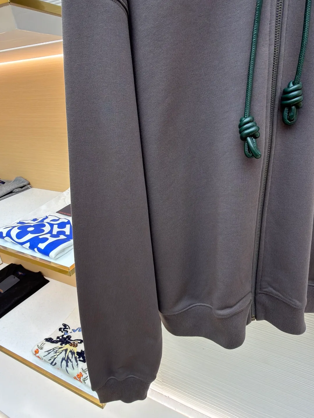 Loewe terry cotton fleece zipper hooded sweatshirt ●Original version: purchased and developed by 9473 ●Item number: 1682252-B05 ●Fabric: terry fabric ●Technology: Fleece production ●Color: gray ●Version: fitted version ●Weight: about 930 grams ●Size: S-M-L-XL ●Description: This Loewe hooded zipper sweatshirt is made of 460g heavyweight pure cotton terry cloth. The fabric has been combed to remove short velvet impurities and is soft and not easy to pill. It is also pre-washed and shaped to effectively prevent shrinkage and deformation after wearing. The burgundy color is low-temperature dip-dyed with plant dyes. The color is full, skin-friendly and non-irritating. The brand logo on the left side of the body adopts the same color hidden thread embroidery process. The embroidery stitches follow dense embroidery techniques. The outline of the pattern is clear and three-dimensional, integrating with the body of the garment without being obtrusive. The drawstring is made of high-elastic nylon rope, which is hand-knitted to form a unique knot decoration. The blue and red contrasting design adds visual highlights. The zipper is a custom-made metal two-way zipper with matte electroplated teeth that pull smoothly and are not easily oxidized. The ribs on the cuffs and hem are made of spandex blended material. After shaping process, it has excellent resilience and fits the body shape without being tight. The overall cut is a loose shoulder-drop version, combined with the flat car double-line stitching process, taking into account both comfort and durability, showing the craftsmanship of light luxury clothing. The overall wiring is straight and delicate, the fabric is comfortable and soft, and the color is consistent without color difference. It can be matched with the same style to create a fashionable look and control various occasions. Customized accessories, complete with three standards, same style for men and women!