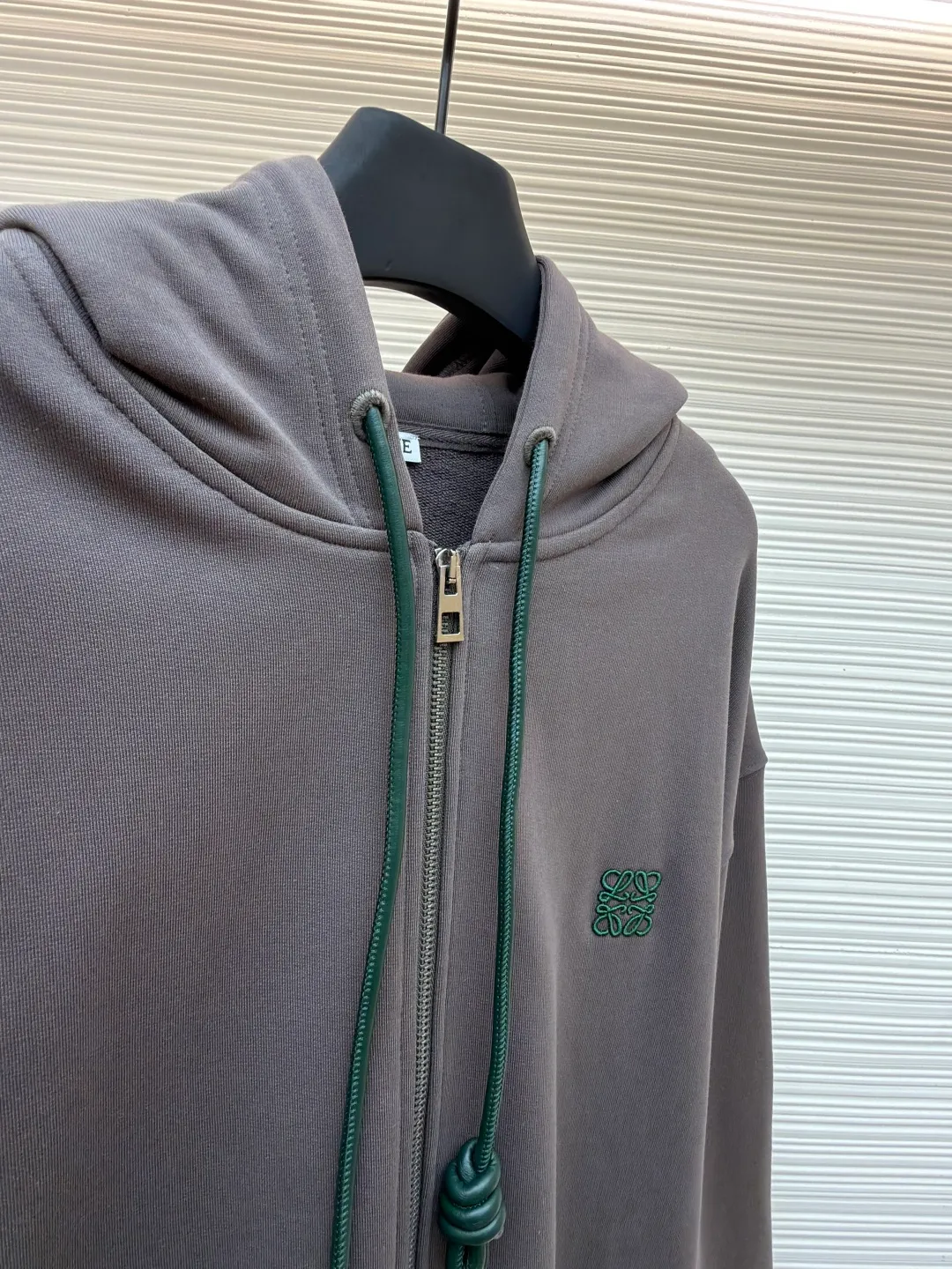 Loewe terry cotton fleece zipper hooded sweatshirt ●Original version: purchased and developed by 9473 ●Item number: 1682252-B05 ●Fabric: terry fabric ●Technology: Fleece production ●Color: gray ●Version: fitted version ●Weight: about 930 grams ●Size: S-M-L-XL ●Description: This Loewe hooded zipper sweatshirt is made of 460g heavyweight pure cotton terry cloth. The fabric has been combed to remove short velvet impurities and is soft and not easy to pill. It is also pre-washed and shaped to effectively prevent shrinkage and deformation after wearing. The burgundy color is low-temperature dip-dyed with plant dyes. The color is full, skin-friendly and non-irritating. The brand logo on the left side of the body adopts the same color hidden thread embroidery process. The embroidery stitches follow dense embroidery techniques. The outline of the pattern is clear and three-dimensional, integrating with the body of the garment without being obtrusive. The drawstring is made of high-elastic nylon rope, which is hand-knitted to form a unique knot decoration. The blue and red contrasting design adds visual highlights. The zipper is a custom-made metal two-way zipper with matte electroplated teeth that pull smoothly and are not easily oxidized. The ribs on the cuffs and hem are made of spandex blended material. After shaping process, it has excellent resilience and fits the body shape without being tight. The overall cut is a loose shoulder-drop version, combined with the flat car double-line stitching process, taking into account both comfort and durability, showing the craftsmanship of light luxury clothing. The overall wiring is straight and delicate, the fabric is comfortable and soft, and the color is consistent without color difference. It can be matched with the same style to create a fashionable look and control various occasions. Customized accessories, complete with three standards, same style for men and women!
