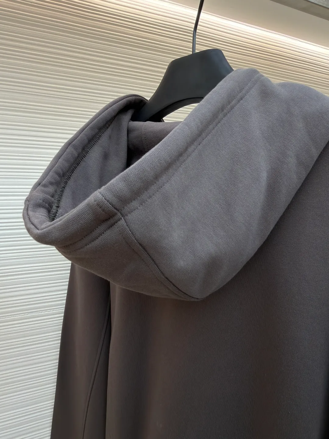 Loewe terry cotton fleece zipper hooded sweatshirt ●Original version: purchased and developed by 9473 ●Item number: 1682252-B05 ●Fabric: terry fabric ●Technology: Fleece production ●Color: gray ●Version: fitted version ●Weight: about 930 grams ●Size: S-M-L-XL ●Description: This Loewe hooded zipper sweatshirt is made of 460g heavyweight pure cotton terry cloth. The fabric has been combed to remove short velvet impurities and is soft and not easy to pill. It is also pre-washed and shaped to effectively prevent shrinkage and deformation after wearing. The burgundy color is low-temperature dip-dyed with plant dyes. The color is full, skin-friendly and non-irritating. The brand logo on the left side of the body adopts the same color hidden thread embroidery process. The embroidery stitches follow dense embroidery techniques. The outline of the pattern is clear and three-dimensional, integrating with the body of the garment without being obtrusive. The drawstring is made of high-elastic nylon rope, which is hand-knitted to form a unique knot decoration. The blue and red contrasting design adds visual highlights. The zipper is a custom-made metal two-way zipper with matte electroplated teeth that pull smoothly and are not easily oxidized. The ribs on the cuffs and hem are made of spandex blended material. After shaping process, it has excellent resilience and fits the body shape without being tight. The overall cut is a loose shoulder-drop version, combined with the flat car double-line stitching process, taking into account both comfort and durability, showing the craftsmanship of light luxury clothing. The overall wiring is straight and delicate, the fabric is comfortable and soft, and the color is consistent without color difference. It can be matched with the same style to create a fashionable look and control various occasions. Customized accessories, complete with three standards, same style for men and women!