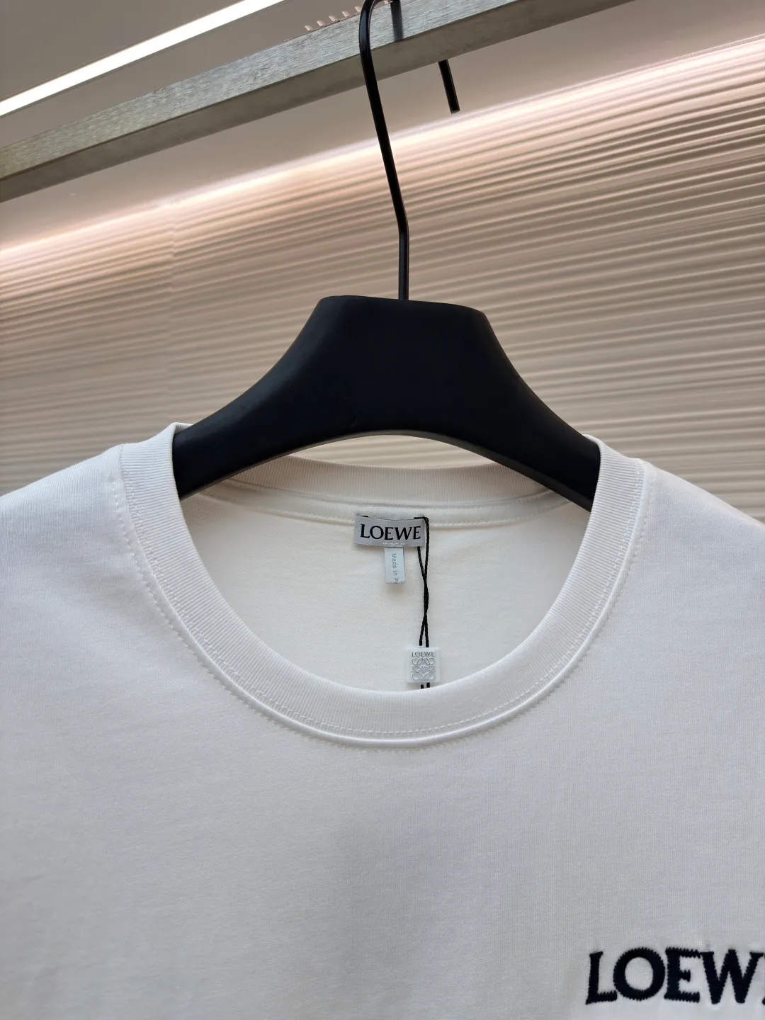Loewe patch pocket embroidered short sleeves ●Original version: purchased and developed for 4800 ●Item number: 1682359-X90 ●Material: cotton fabric ●Technology: embroidery production ●Color: white ●Version: Fitted version ●Weight: about 320 grams ●Size: S-M-L-XL ●Description: Customized satin precision super soft nylon cotton, delicate and soft, comfortable and skin-friendly, with classic black as the curtain, giving a deep sensory luxury The pockets are left blank and embellished with LOEWE embroidery. It is low-key and powerful and shines like a work of art. The pocket style exudes unique charm, simple yet out of style. A patch pocket hides the code word of minimalism. Adopt imported machine embroidery technology, use advanced computer control systems and precision mechanical components to achieve oewe embroidery operations with high precision. The lines are smooth and delicate. The fabrics have been washed and have a better hand feel and texture. They are not easy to deform, shrink or fade, and maintain long-term beauty. The overall wiring is straight and delicate, the fabric is comfortable and soft, and the color is consistent without color difference. It can be matched with the same style to create a fashionable look and control various occasions. Customized accessories, complete with three standards, same style for men and women!