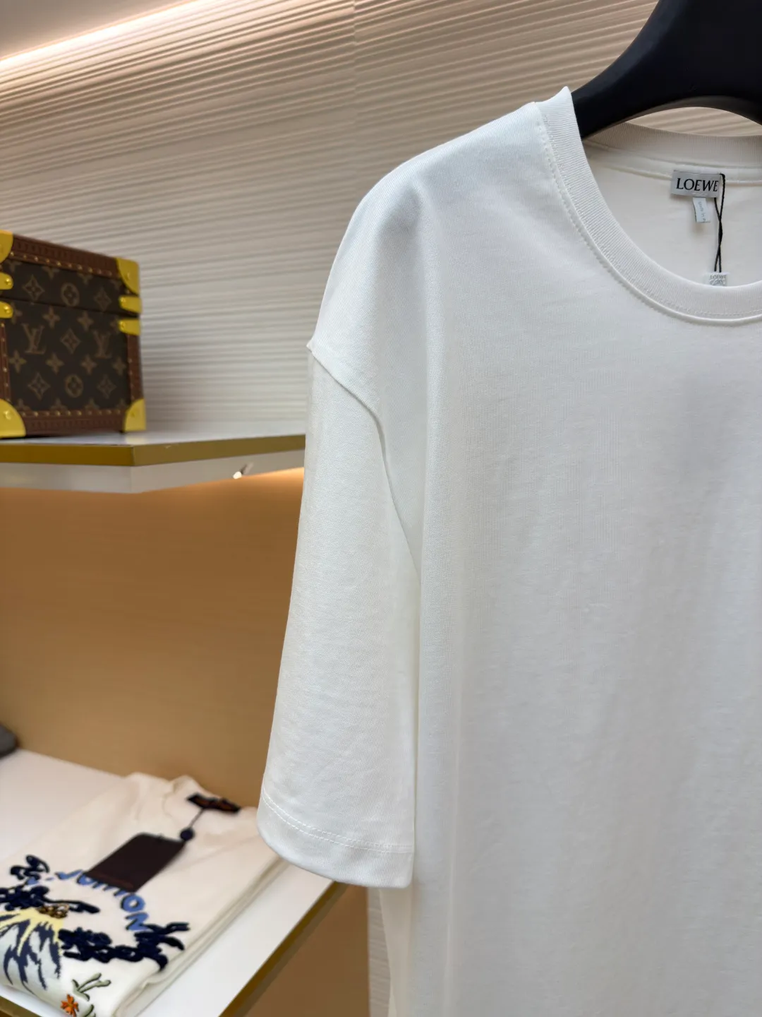 Loewe patch pocket embroidered short sleeves ●Original version: purchased and developed for 4800 ●Item number: 1682359-X90 ●Material: cotton fabric ●Technology: embroidery production ●Color: white ●Version: Fitted version ●Weight: about 320 grams ●Size: S-M-L-XL ●Description: Customized satin precision super soft nylon cotton, delicate and soft, comfortable and skin-friendly, with classic black as the curtain, giving a deep sensory luxury The pockets are left blank and embellished with LOEWE embroidery. It is low-key and powerful and shines like a work of art. The pocket style exudes unique charm, simple yet out of style. A patch pocket hides the code word of minimalism. Adopt imported machine embroidery technology, use advanced computer control systems and precision mechanical components to achieve oewe embroidery operations with high precision. The lines are smooth and delicate. The fabrics have been washed and have a better hand feel and texture. They are not easy to deform, shrink or fade, and maintain long-term beauty. The overall wiring is straight and delicate, the fabric is comfortable and soft, and the color is consistent without color difference. It can be matched with the same style to create a fashionable look and control various occasions. Customized accessories, complete with three standards, same style for men and women!