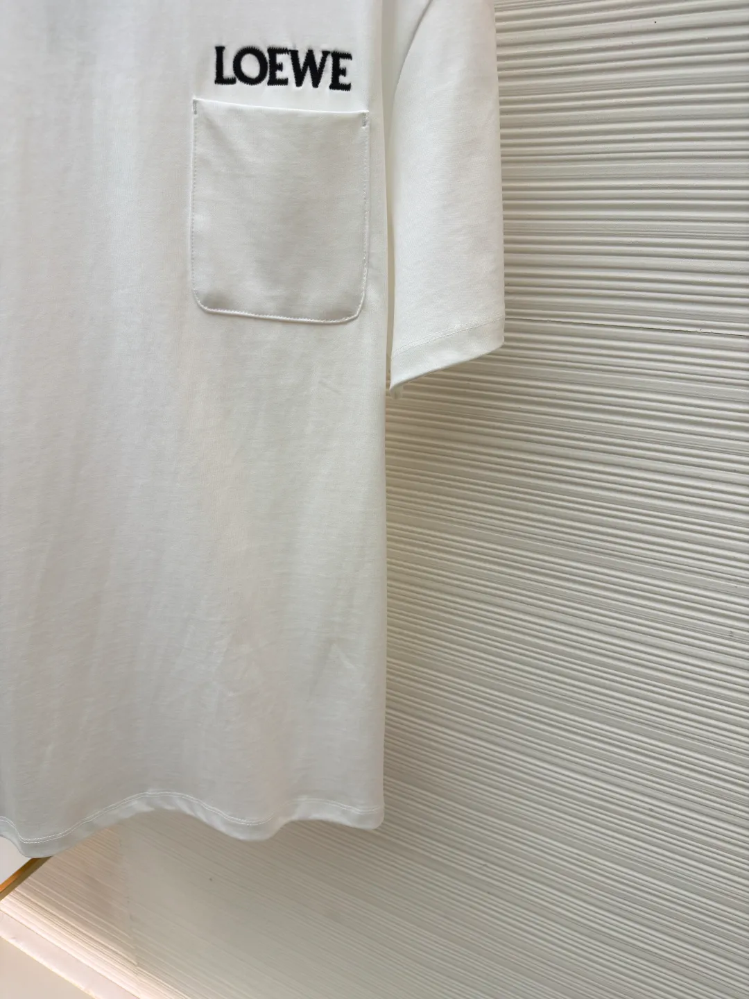 Loewe patch pocket embroidered short sleeves ●Original version: purchased and developed for 4800 ●Item number: 1682359-X90 ●Material: cotton fabric ●Technology: embroidery production ●Color: white ●Version: Fitted version ●Weight: about 320 grams ●Size: S-M-L-XL ●Description: Customized satin precision super soft nylon cotton, delicate and soft, comfortable and skin-friendly, with classic black as the curtain, giving a deep sensory luxury The pockets are left blank and embellished with LOEWE embroidery. It is low-key and powerful and shines like a work of art. The pocket style exudes unique charm, simple yet out of style. A patch pocket hides the code word of minimalism. Adopt imported machine embroidery technology, use advanced computer control systems and precision mechanical components to achieve oewe embroidery operations with high precision. The lines are smooth and delicate. The fabrics have been washed and have a better hand feel and texture. They are not easy to deform, shrink or fade, and maintain long-term beauty. The overall wiring is straight and delicate, the fabric is comfortable and soft, and the color is consistent without color difference. It can be matched with the same style to create a fashionable look and control various occasions. Customized accessories, complete with three standards, same style for men and women!