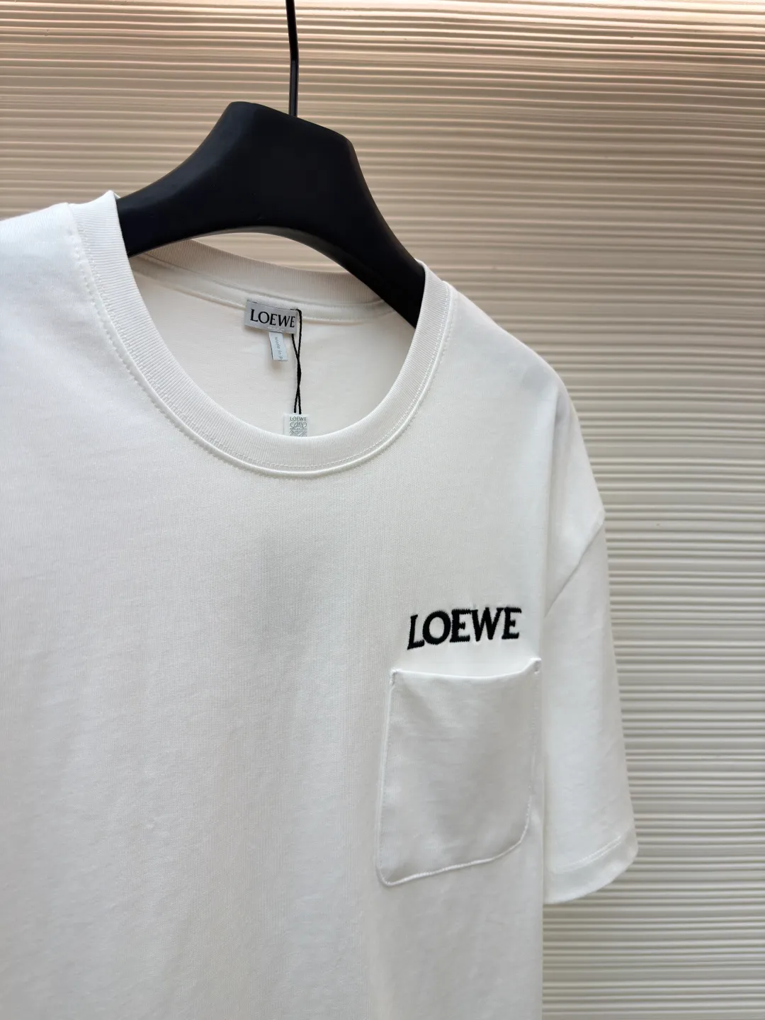 Loewe patch pocket embroidered short sleeves ●Original version: purchased and developed for 4800 ●Item number: 1682359-X90 ●Material: cotton fabric ●Technology: embroidery production ●Color: white ●Version: Fitted version ●Weight: about 320 grams ●Size: S-M-L-XL ●Description: Customized satin precision super soft nylon cotton, delicate and soft, comfortable and skin-friendly, with classic black as the curtain, giving a deep sensory luxury The pockets are left blank and embellished with LOEWE embroidery. It is low-key and powerful and shines like a work of art. The pocket style exudes unique charm, simple yet out of style. A patch pocket hides the code word of minimalism. Adopt imported machine embroidery technology, use advanced computer control systems and precision mechanical components to achieve oewe embroidery operations with high precision. The lines are smooth and delicate. The fabrics have been washed and have a better hand feel and texture. They are not easy to deform, shrink or fade, and maintain long-term beauty. The overall wiring is straight and delicate, the fabric is comfortable and soft, and the color is consistent without color difference. It can be matched with the same style to create a fashionable look and control various occasions. Customized accessories, complete with three standards, same style for men and women!