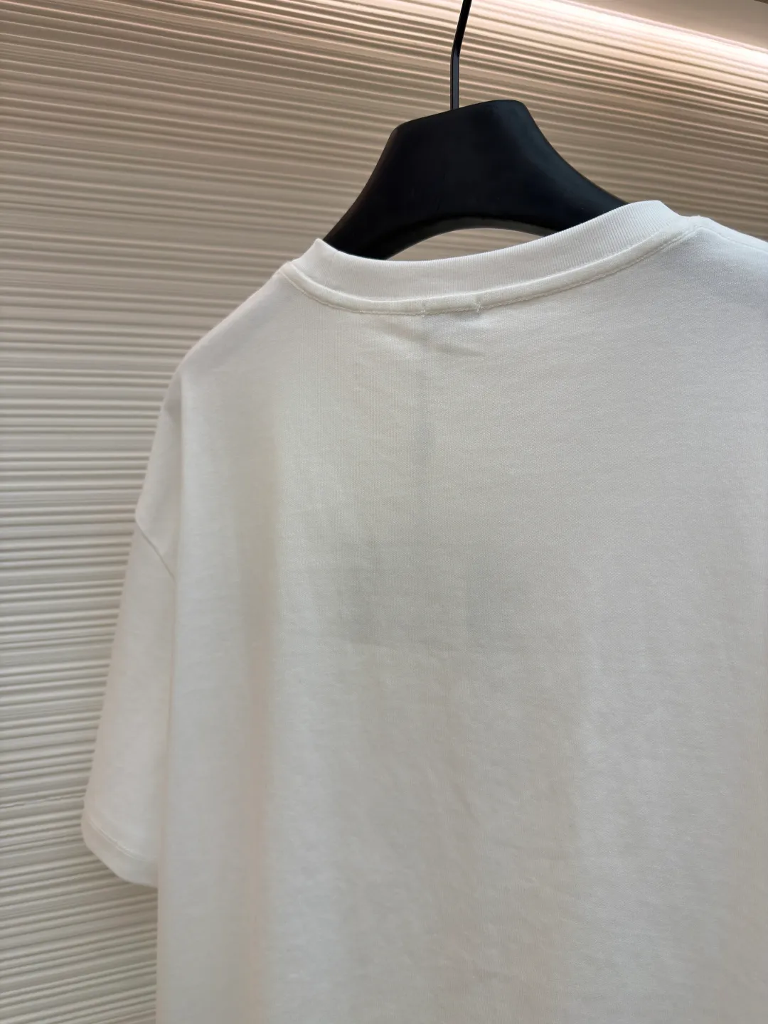 Loewe patch pocket embroidered short sleeves ●Original version: purchased and developed for 4800 ●Item number: 1682359-X90 ●Material: cotton fabric ●Technology: embroidery production ●Color: white ●Version: Fitted version ●Weight: about 320 grams ●Size: S-M-L-XL ●Description: Customized satin precision super soft nylon cotton, delicate and soft, comfortable and skin-friendly, with classic black as the curtain, giving a deep sensory luxury The pockets are left blank and embellished with LOEWE embroidery. It is low-key and powerful and shines like a work of art. The pocket style exudes unique charm, simple yet out of style. A patch pocket hides the code word of minimalism. Adopt imported machine embroidery technology, use advanced computer control systems and precision mechanical components to achieve oewe embroidery operations with high precision. The lines are smooth and delicate. The fabrics have been washed and have a better hand feel and texture. They are not easy to deform, shrink or fade, and maintain long-term beauty. The overall wiring is straight and delicate, the fabric is comfortable and soft, and the color is consistent without color difference. It can be matched with the same style to create a fashionable look and control various occasions. Customized accessories, complete with three standards, same style for men and women!