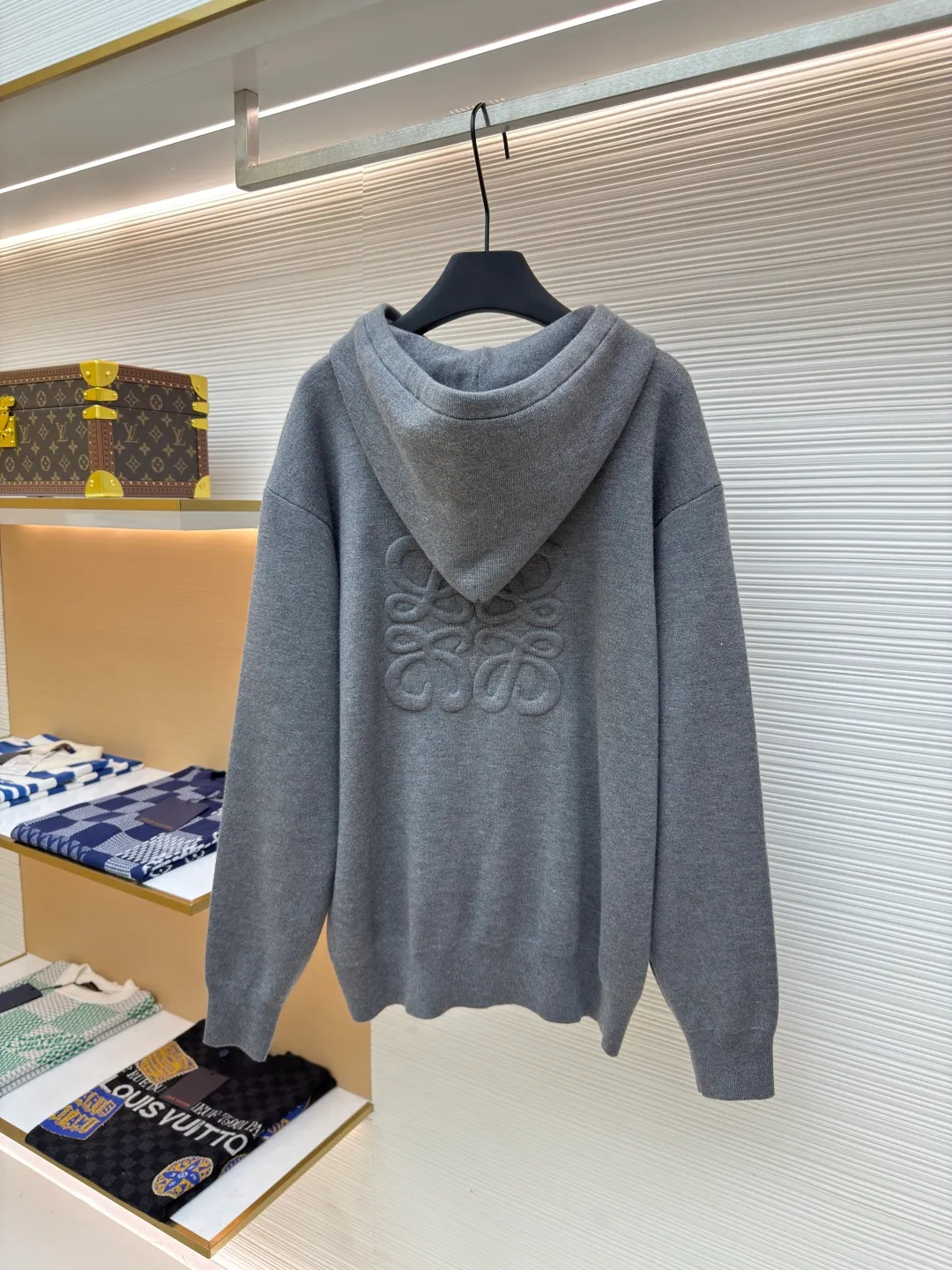 Loewe Anagram zipper hoodie ●Authentic product: 15900 purchase and development ●Item number: 1680414-B60 ●Fabric: Rabbit velvet blended yarn fabric ●Technology: embossed embroidery production ●Version: Loose version ●Weight: about 855 grams ●Size: S-M-L-XL ●Description: Custom-woven 32-count rabbit velvet blended yarn The fineness of rabbit velvet is the very finest among animal fibers The average fineness is about 10.83 microns, as thin as silk, as soft as clouds, fluffy and light, with a touch of high-grade gray as the base, an elegance tempered by time. The front panel is decorated with a homogeneous clean fit display. The neat hooded design brings a touch of casualness and laziness. It is paired with the Anagram embossed embellishment on the back panel, injecting the soul charm of the brand. The profound visual space shows an elegant posture and exudes infinite charm. Relief embroidery uses embroidery techniques to create patterns with relief effects on fabrics. Through layer-by-layer superposition and staggered embroidery, the embroidery threads form three-dimensional textures and layers on the fabric. Garment washing water softening and deodorizing process uses professional washing equipment and specific detergents to deeply clean and deodorize clothes to improve the feel and appearance of clothes. The overall wiring is straight and delicate, the fabric is comfortable and soft, and the color is consistent without color difference. It can be matched with the same style to create a fashionable look and control various occasions. Customized accessories, complete with three standards, same style for men and women!