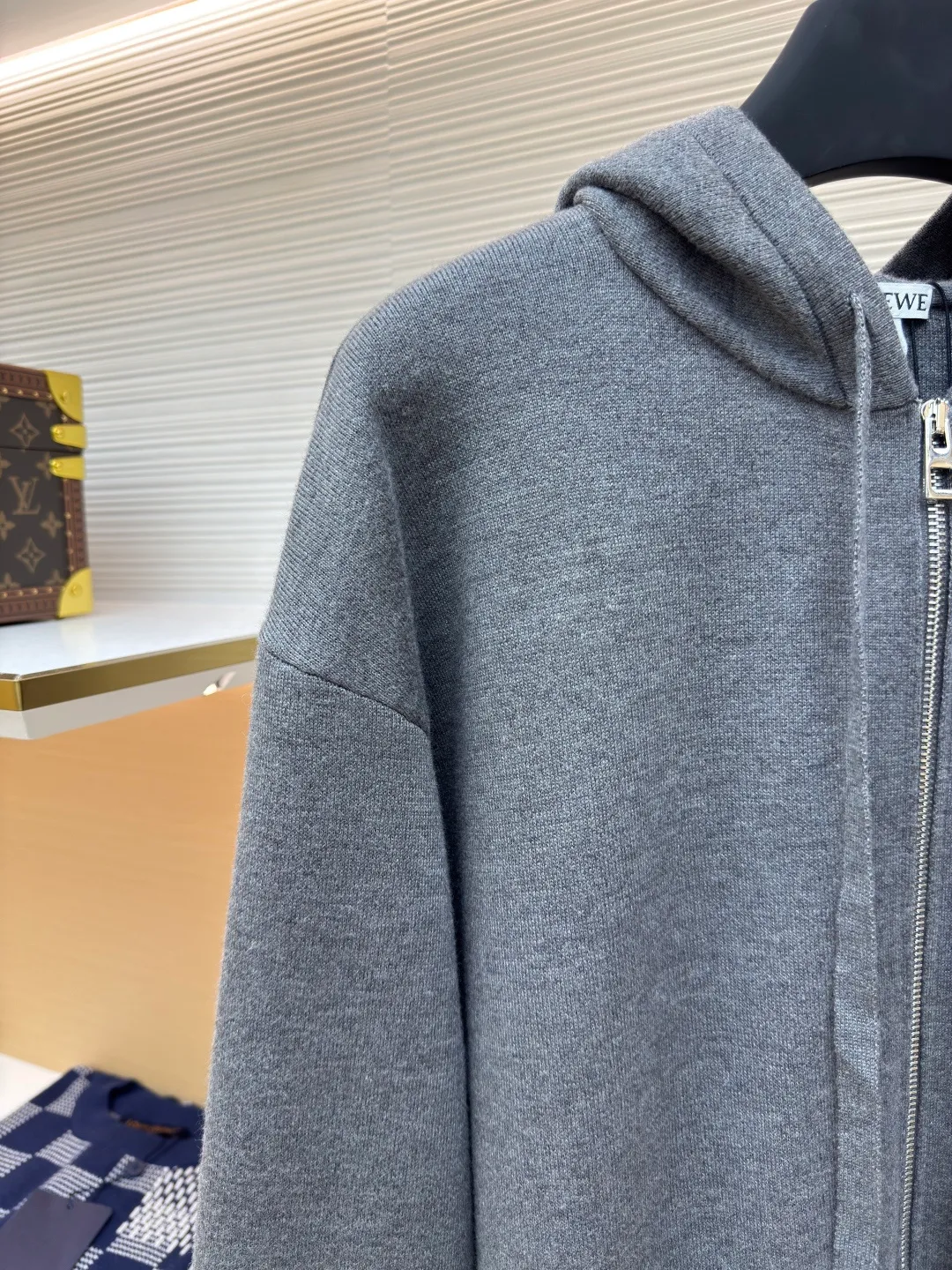 Loewe Anagram zipper hoodie ●Authentic product: 15900 purchase and development ●Item number: 1680414-B60 ●Fabric: Rabbit velvet blended yarn fabric ●Technology: embossed embroidery production ●Version: Loose version ●Weight: about 855 grams ●Size: S-M-L-XL ●Description: Custom-woven 32-count rabbit velvet blended yarn The fineness of rabbit velvet is the very finest among animal fibers The average fineness is about 10.83 microns, as thin as silk, as soft as clouds, fluffy and light, with a touch of high-grade gray as the base, an elegance tempered by time. The front panel is decorated with a homogeneous clean fit display. The neat hooded design brings a touch of casualness and laziness. It is paired with the Anagram embossed embellishment on the back panel, injecting the soul charm of the brand. The profound visual space shows an elegant posture and exudes infinite charm. Relief embroidery uses embroidery techniques to create patterns with relief effects on fabrics. Through layer-by-layer superposition and staggered embroidery, the embroidery threads form three-dimensional textures and layers on the fabric. Garment washing water softening and deodorizing process uses professional washing equipment and specific detergents to deeply clean and deodorize clothes to improve the feel and appearance of clothes. The overall wiring is straight and delicate, the fabric is comfortable and soft, and the color is consistent without color difference. It can be matched with the same style to create a fashionable look and control various occasions. Customized accessories, complete with three standards, same style for men and women!