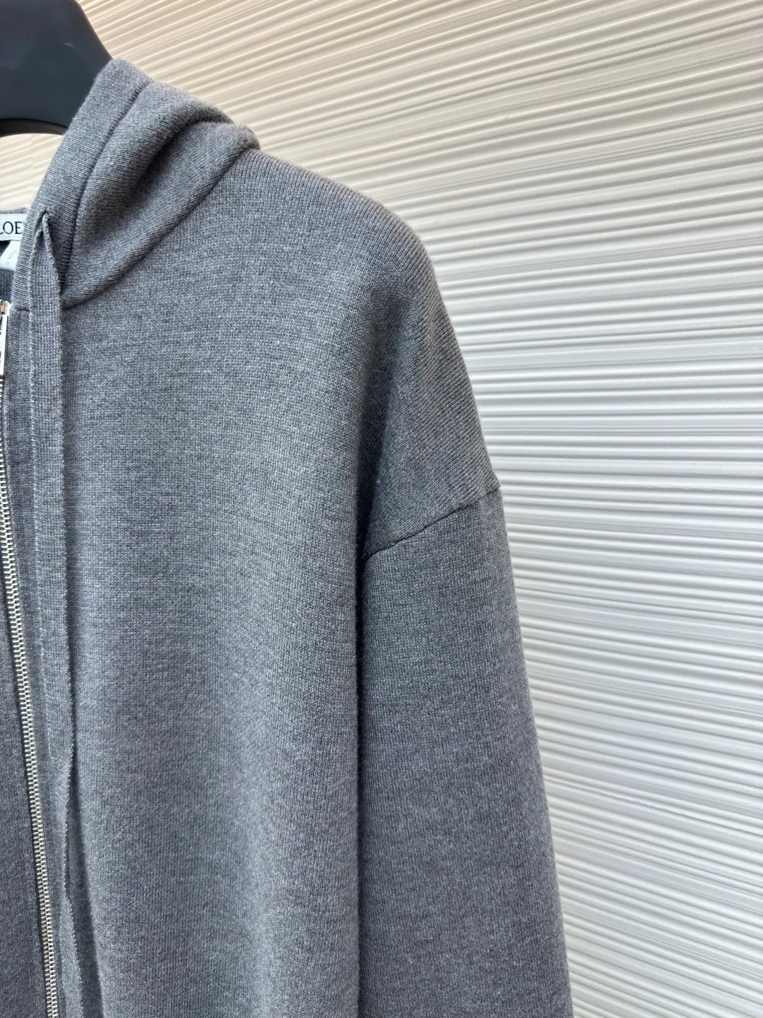 Loewe Anagram zipper hoodie ●Authentic product: 15900 purchase and development ●Item number: 1680414-B60 ●Fabric: Rabbit velvet blended yarn fabric ●Technology: embossed embroidery production ●Version: Loose version ●Weight: about 855 grams ●Size: S-M-L-XL ●Description: Custom-woven 32-count rabbit velvet blended yarn The fineness of rabbit velvet is the very finest among animal fibers The average fineness is about 10.83 microns, as thin as silk, as soft as clouds, fluffy and light, with a touch of high-grade gray as the base, an elegance tempered by time. The front panel is decorated with a homogeneous clean fit display. The neat hooded design brings a touch of casualness and laziness. It is paired with the Anagram embossed embellishment on the back panel, injecting the soul charm of the brand. The profound visual space shows an elegant posture and exudes infinite charm. Relief embroidery uses embroidery techniques to create patterns with relief effects on fabrics. Through layer-by-layer superposition and staggered embroidery, the embroidery threads form three-dimensional textures and layers on the fabric. Garment washing water softening and deodorizing process uses professional washing equipment and specific detergents to deeply clean and deodorize clothes to improve the feel and appearance of clothes. The overall wiring is straight and delicate, the fabric is comfortable and soft, and the color is consistent without color difference. It can be matched with the same style to create a fashionable look and control various occasions. Customized accessories, complete with three standards, same style for men and women!