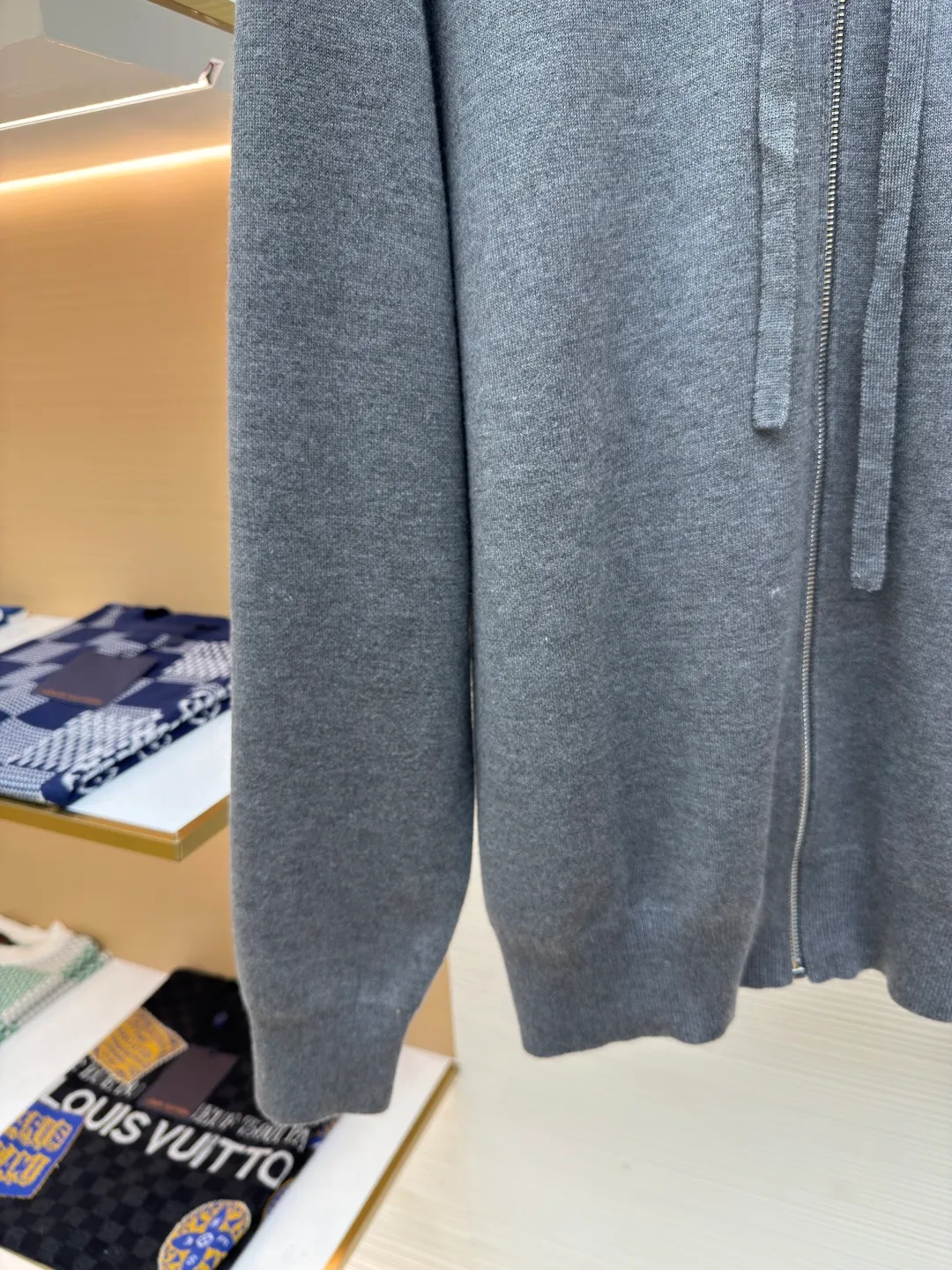 Loewe Anagram zipper hoodie ●Authentic product: 15900 purchase and development ●Item number: 1680414-B60 ●Fabric: Rabbit velvet blended yarn fabric ●Technology: embossed embroidery production ●Version: Loose version ●Weight: about 855 grams ●Size: S-M-L-XL ●Description: Custom-woven 32-count rabbit velvet blended yarn The fineness of rabbit velvet is the very finest among animal fibers The average fineness is about 10.83 microns, as thin as silk, as soft as clouds, fluffy and light, with a touch of high-grade gray as the base, an elegance tempered by time. The front panel is decorated with a homogeneous clean fit display. The neat hooded design brings a touch of casualness and laziness. It is paired with the Anagram embossed embellishment on the back panel, injecting the soul charm of the brand. The profound visual space shows an elegant posture and exudes infinite charm. Relief embroidery uses embroidery techniques to create patterns with relief effects on fabrics. Through layer-by-layer superposition and staggered embroidery, the embroidery threads form three-dimensional textures and layers on the fabric. Garment washing water softening and deodorizing process uses professional washing equipment and specific detergents to deeply clean and deodorize clothes to improve the feel and appearance of clothes. The overall wiring is straight and delicate, the fabric is comfortable and soft, and the color is consistent without color difference. It can be matched with the same style to create a fashionable look and control various occasions. Customized accessories, complete with three standards, same style for men and women!