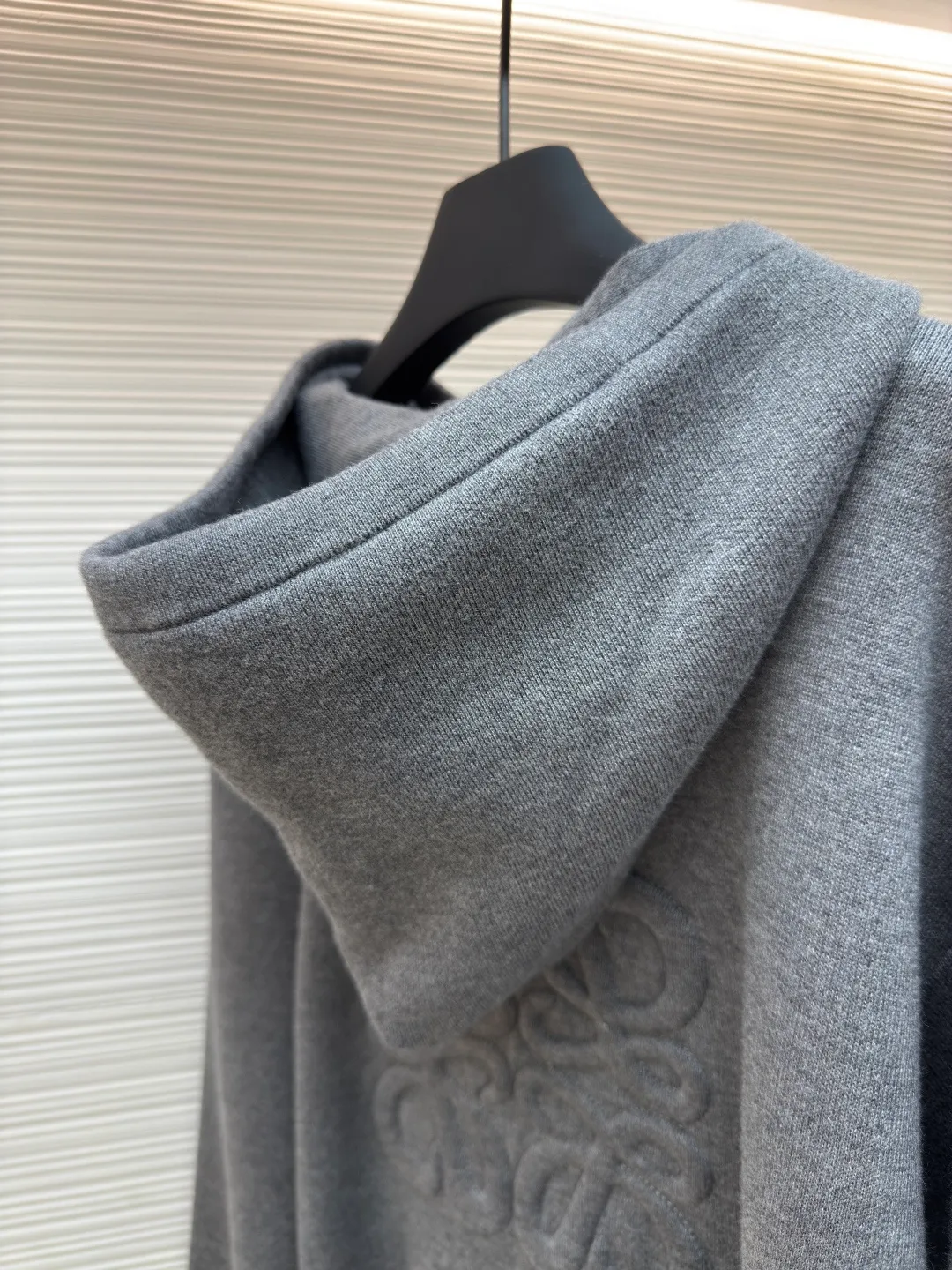 Loewe Anagram zipper hoodie ●Authentic product: 15900 purchase and development ●Item number: 1680414-B60 ●Fabric: Rabbit velvet blended yarn fabric ●Technology: embossed embroidery production ●Version: Loose version ●Weight: about 855 grams ●Size: S-M-L-XL ●Description: Custom-woven 32-count rabbit velvet blended yarn The fineness of rabbit velvet is the very finest among animal fibers The average fineness is about 10.83 microns, as thin as silk, as soft as clouds, fluffy and light, with a touch of high-grade gray as the base, an elegance tempered by time. The front panel is decorated with a homogeneous clean fit display. The neat hooded design brings a touch of casualness and laziness. It is paired with the Anagram embossed embellishment on the back panel, injecting the soul charm of the brand. The profound visual space shows an elegant posture and exudes infinite charm. Relief embroidery uses embroidery techniques to create patterns with relief effects on fabrics. Through layer-by-layer superposition and staggered embroidery, the embroidery threads form three-dimensional textures and layers on the fabric. Garment washing water softening and deodorizing process uses professional washing equipment and specific detergents to deeply clean and deodorize clothes to improve the feel and appearance of clothes. The overall wiring is straight and delicate, the fabric is comfortable and soft, and the color is consistent without color difference. It can be matched with the same style to create a fashionable look and control various occasions. Customized accessories, complete with three standards, same style for men and women!