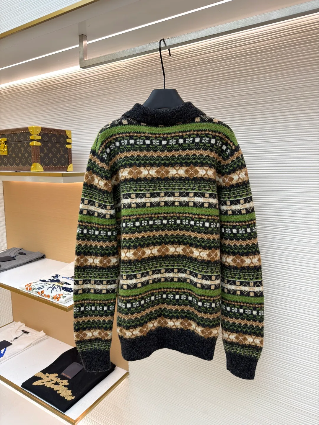 Loewe full wool Christmas green ●Original version: Purchased and developed by 7399 ●Item number: 1681565-C00 ●Fabric: wool blended fabric ●Technology: knitted ●Color: green ●Type: Fitted version ●Weight: about 535 grams ●Size: S-M-L ●Description: The wool yarn is made of 100% woolen wool. After mercerization, the upper body is very warm and not tight. The flat knitting machine uses a seven-needle flat knitting machine that is rare on the market. It is very expensive because the pattern is very complex and the inner structure is half intarsia and half mesh, so the knitting time is very long. The pattern was revised four or five times by the masters of printmaking and drawing to achieve the effect. The sleeve pattern, the body pattern and the placket pattern were all aligned. Only those who have made goods know how deep the knowledge is. The clothes use five colors of yarn, and it takes more than a month for each color to be shipped, which is very time-consuming and labor-intensive. Because there are many colors and the ratio of each color is different, the loss is huge. The overall wiring is straight and delicate, the fabric is comfortable and soft, and the color is consistent without color difference. It can be matched with the same style to create a fashionable look and control various occasions. Customized accessories, complete with three standards, same style for men and women!