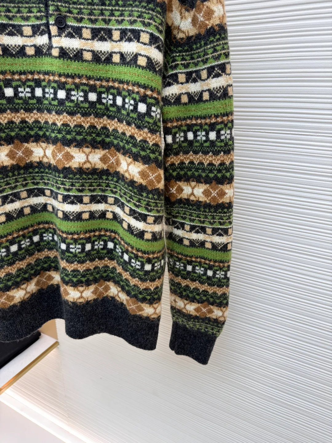Loewe full wool Christmas green ●Original version: Purchased and developed by 7399 ●Item number: 1681565-C00 ●Fabric: wool blended fabric ●Technology: knitted ●Color: green ●Type: Fitted version ●Weight: about 535 grams ●Size: S-M-L ●Description: The wool yarn is made of 100% woolen wool. After mercerization, the upper body is very warm and not tight. The flat knitting machine uses a seven-needle flat knitting machine that is rare on the market. It is very expensive because the pattern is very complex and the inner structure is half intarsia and half mesh, so the knitting time is very long. The pattern was revised four or five times by the masters of printmaking and drawing to achieve the effect. The sleeve pattern, the body pattern and the placket pattern were all aligned. Only those who have made goods know how deep the knowledge is. The clothes use five colors of yarn, and it takes more than a month for each color to be shipped, which is very time-consuming and labor-intensive. Because there are many colors and the ratio of each color is different, the loss is huge. The overall wiring is straight and delicate, the fabric is comfortable and soft, and the color is consistent without color difference. It can be matched with the same style to create a fashionable look and control various occasions. Customized accessories, complete with three standards, same style for men and women!