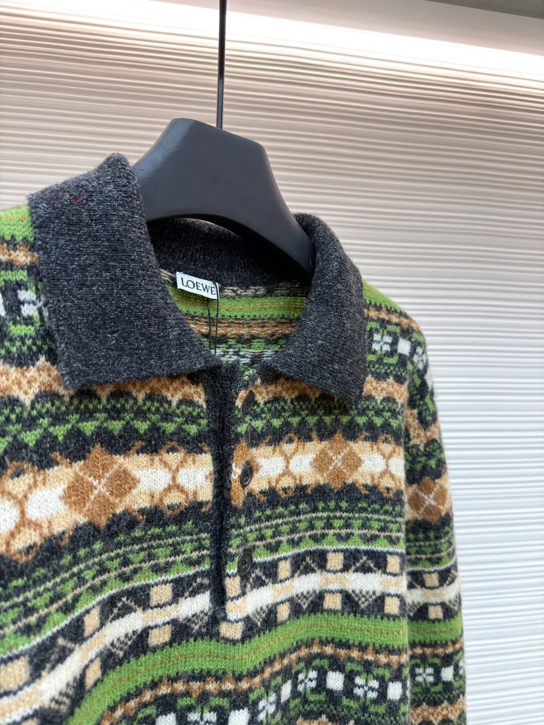 Loewe full wool Christmas green ●Original version: Purchased and developed by 7399 ●Item number: 1681565-C00 ●Fabric: wool blended fabric ●Technology: knitted ●Color: green ●Type: Fitted version ●Weight: about 535 grams ●Size: S-M-L ●Description: The wool yarn is made of 100% woolen wool. After mercerization, the upper body is very warm and not tight. The flat knitting machine uses a seven-needle flat knitting machine that is rare on the market. It is very expensive because the pattern is very complex and the inner structure is half intarsia and half mesh, so the knitting time is very long. The pattern was revised four or five times by the masters of printmaking and drawing to achieve the effect. The sleeve pattern, the body pattern and the placket pattern were all aligned. Only those who have made goods know how deep the knowledge is. The clothes use five colors of yarn, and it takes more than a month for each color to be shipped, which is very time-consuming and labor-intensive. Because there are many colors and the ratio of each color is different, the loss is huge. The overall wiring is straight and delicate, the fabric is comfortable and soft, and the color is consistent without color difference. It can be matched with the same style to create a fashionable look and control various occasions. Customized accessories, complete with three standards, same style for men and women!