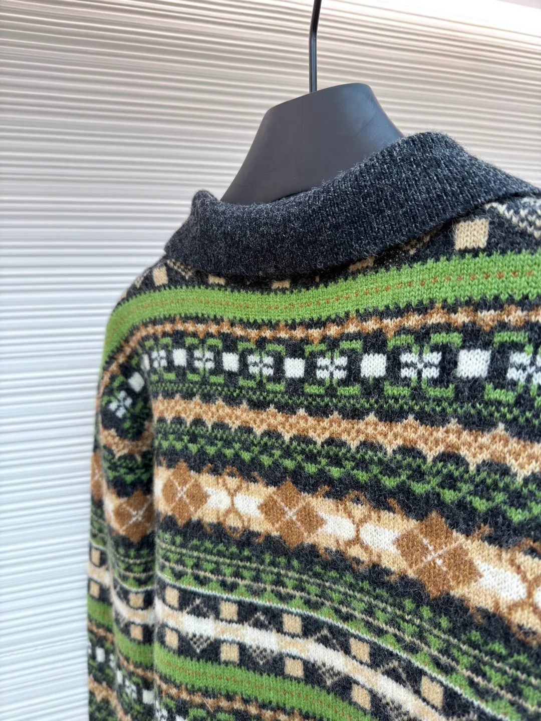 Loewe full wool Christmas green ●Original version: Purchased and developed by 7399 ●Item number: 1681565-C00 ●Fabric: wool blended fabric ●Technology: knitted ●Color: green ●Type: Fitted version ●Weight: about 535 grams ●Size: S-M-L ●Description: The wool yarn is made of 100% woolen wool. After mercerization, the upper body is very warm and not tight. The flat knitting machine uses a seven-needle flat knitting machine that is rare on the market. It is very expensive because the pattern is very complex and the inner structure is half intarsia and half mesh, so the knitting time is very long. The pattern was revised four or five times by the masters of printmaking and drawing to achieve the effect. The sleeve pattern, the body pattern and the placket pattern were all aligned. Only those who have made goods know how deep the knowledge is. The clothes use five colors of yarn, and it takes more than a month for each color to be shipped, which is very time-consuming and labor-intensive. Because there are many colors and the ratio of each color is different, the loss is huge. The overall wiring is straight and delicate, the fabric is comfortable and soft, and the color is consistent without color difference. It can be matched with the same style to create a fashionable look and control various occasions. Customized accessories, complete with three standards, same style for men and women!