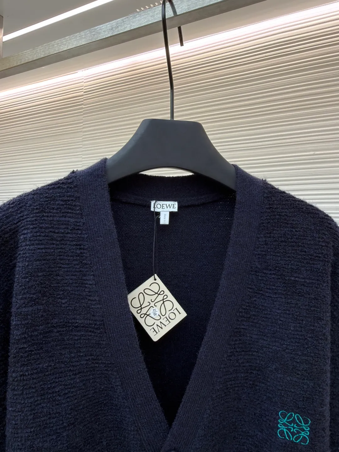 Loewe Anagram embroidered cardigan sweater ●Original version: 10900 purchase and development ●Item number: 1680969-B15 ●Fabric: wool blended fabric ●Technology: Garment washed production ●Version: Loose fit ●Weight: about 515 grams ●Size: S-M-L-XL ●Description: Custom-woven high-quality wool cardigan yarn, delicate and soft, comfortable and close to the skin, with deep and charming navy blue as the main color, mysterious and elegant Simple and elegant, with smooth and natural lines. The V-neck design elegantly shows the neck line. Loewe Anagram embroidery is embellished on the chest as a concrete expression of the brand spirit. The ordering of the cardigan buttons guides the flow of sight. The casual and lazy atmosphere paints a fashionable outfit picture, using imported machine embroidery technology. Use advanced computer control systems and precision mechanical components to realize Loewe Anagram embroidery operations with high precision. The lines are smooth and delicate, and the finished garments are washed and softened to remove odors. Use professional washing equipment and specific detergents to deeply clean and deodorize clothes to improve the feel and appearance of clothes. The overall wiring is straight and delicate, the fabric is comfortable and soft, and the color is consistent without color difference. It can be matched with the same style to create a fashionable look and control various occasions. Customized accessories, complete with three standards, same style for men and women!