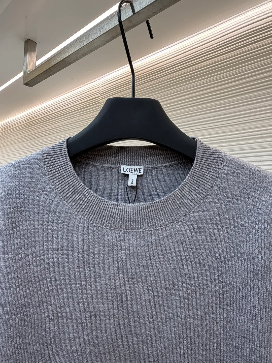 Loewe padded 3D embroidered crew neck sweater ●Original version: purchased and developed by 10958 ●Item number: 1681874-A85 ●Fabric: wool blended fabric ●Technology: 3D embroidery production ●Color: gray ●Version: fitted version ●Weight: about 555 grams ●Size: S-M-L-XL ●Description: Made of wool blended fabric, mainly 96% wool, combined with 3% nylon and 1% spandex. The main body of wool ensures the warmth and comfort of the clothing. The addition of a small amount of nylon and spandex significantly improves the elasticity and wear resistance. The ribbed decorative parts are made of 100% wool, which further enhances the texture and wearing experience. Tightly fasten the fabric and cushioning material to the frame of the embroidery machine. The embroidery machine uses sparse stitches along the pattern of the cushion layer to outline the filling area of the pattern. Then it runs the pattern of the overlay layer, using dense stitches to perfectly cover the foam cushion layer, thus forming a slightly raised Anagram embroidery, which is soft and soft to the touch. The full and thick thread layer plays a protective role and greatly improves its wear resistance. Add detergent and preliminarily rinse the bulk goods at a water temperature of about 35 degrees to remove impurities during the production process. The protease is then used to gently digest the hairiness on the surface, thereby reducing the tendency to pilling from the source, improving the feel, retaining softness, and eliminating irritation. Finally, after dehydration and drying, the dimensional and shape stability is improved. The overall wiring is straight and delicate, the fabric is comfortable and soft, and the color is consistent without color difference. It can be matched with the same style to create a fashionable look and control various occasions. Customized accessories, complete with three standards, same style for men and women!