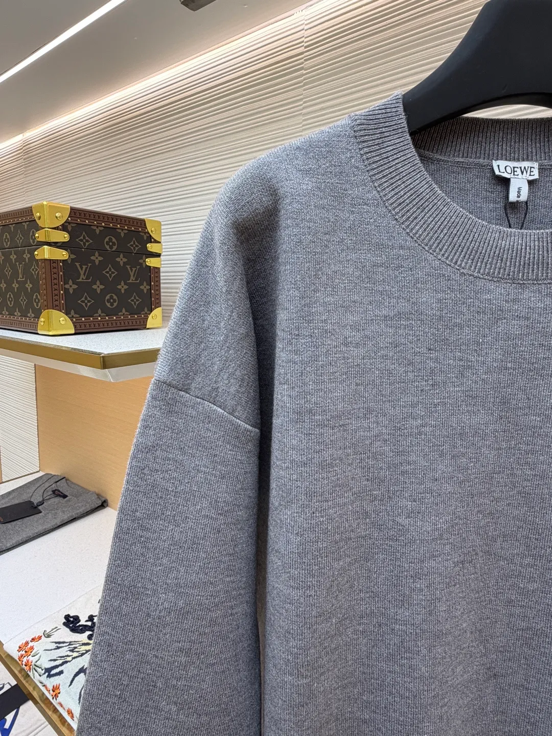 Loewe padded 3D embroidered crew neck sweater ●Original version: purchased and developed by 10958 ●Item number: 1681874-A85 ●Fabric: wool blended fabric ●Technology: 3D embroidery production ●Color: gray ●Version: fitted version ●Weight: about 555 grams ●Size: S-M-L-XL ●Description: Made of wool blended fabric, mainly 96% wool, combined with 3% nylon and 1% spandex. The main body of wool ensures the warmth and comfort of the clothing. The addition of a small amount of nylon and spandex significantly improves the elasticity and wear resistance. The ribbed decorative parts are made of 100% wool, which further enhances the texture and wearing experience. Tightly fasten the fabric and cushioning material to the frame of the embroidery machine. The embroidery machine uses sparse stitches along the pattern of the cushion layer to outline the filling area of the pattern. Then it runs the pattern of the overlay layer, using dense stitches to perfectly cover the foam cushion layer, thus forming a slightly raised Anagram embroidery, which is soft and soft to the touch. The full and thick thread layer plays a protective role and greatly improves its wear resistance. Add detergent and preliminarily rinse the bulk goods at a water temperature of about 35 degrees to remove impurities during the production process. The protease is then used to gently digest the hairiness on the surface, thereby reducing the tendency to pilling from the source, improving the feel, retaining softness, and eliminating irritation. Finally, after dehydration and drying, the dimensional and shape stability is improved. The overall wiring is straight and delicate, the fabric is comfortable and soft, and the color is consistent without color difference. It can be matched with the same style to create a fashionable look and control various occasions. Customized accessories, complete with three standards, same style for men and women!