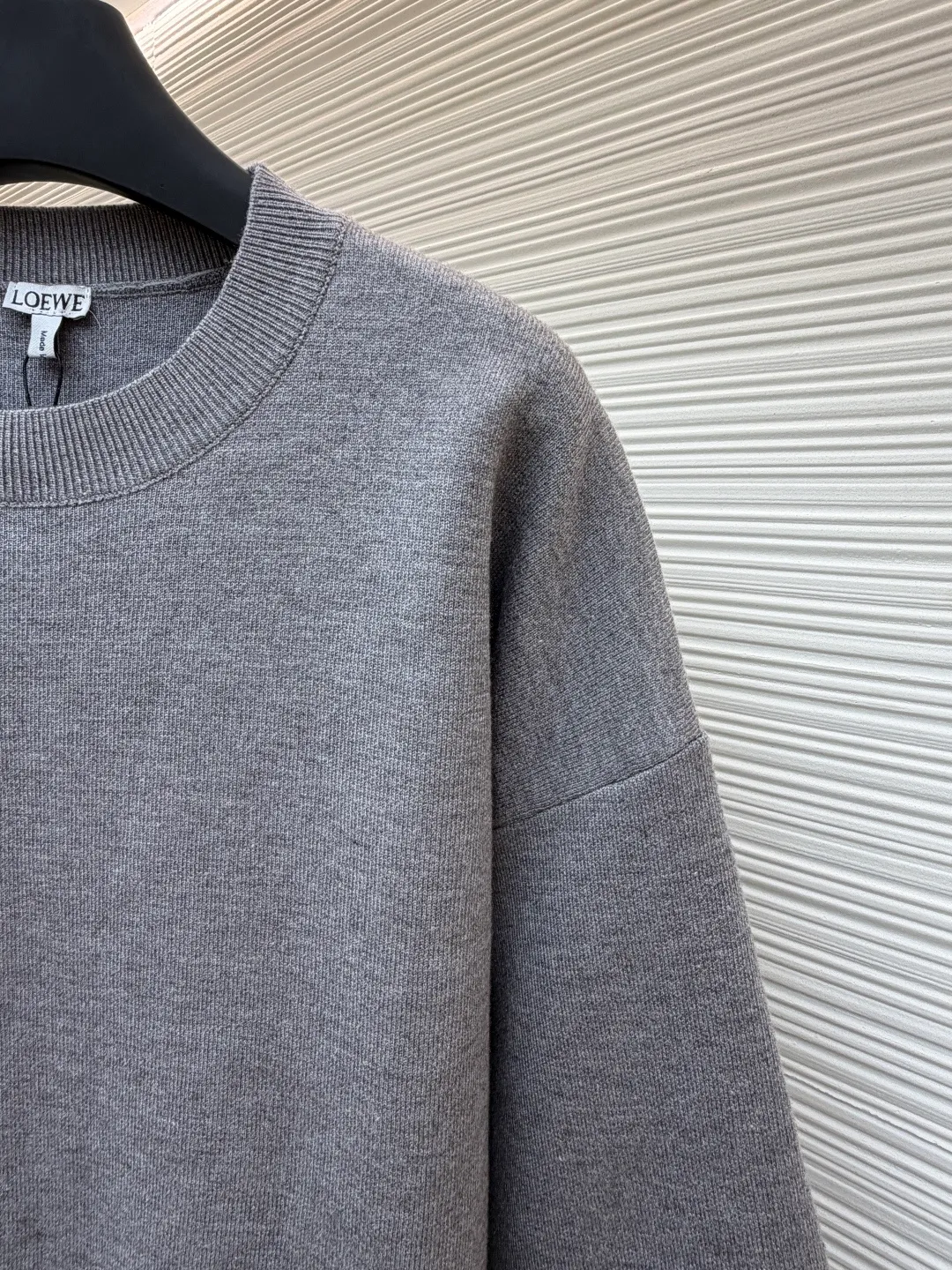 Loewe padded 3D embroidered crew neck sweater ●Original version: purchased and developed by 10958 ●Item number: 1681874-A85 ●Fabric: wool blended fabric ●Technology: 3D embroidery production ●Color: gray ●Version: fitted version ●Weight: about 555 grams ●Size: S-M-L-XL ●Description: Made of wool blended fabric, mainly 96% wool, combined with 3% nylon and 1% spandex. The main body of wool ensures the warmth and comfort of the clothing. The addition of a small amount of nylon and spandex significantly improves the elasticity and wear resistance. The ribbed decorative parts are made of 100% wool, which further enhances the texture and wearing experience. Tightly fasten the fabric and cushioning material to the frame of the embroidery machine. The embroidery machine uses sparse stitches along the pattern of the cushion layer to outline the filling area of the pattern. Then it runs the pattern of the overlay layer, using dense stitches to perfectly cover the foam cushion layer, thus forming a slightly raised Anagram embroidery, which is soft and soft to the touch. The full and thick thread layer plays a protective role and greatly improves its wear resistance. Add detergent and preliminarily rinse the bulk goods at a water temperature of about 35 degrees to remove impurities during the production process. The protease is then used to gently digest the hairiness on the surface, thereby reducing the tendency to pilling from the source, improving the feel, retaining softness, and eliminating irritation. Finally, after dehydration and drying, the dimensional and shape stability is improved. The overall wiring is straight and delicate, the fabric is comfortable and soft, and the color is consistent without color difference. It can be matched with the same style to create a fashionable look and control various occasions. Customized accessories, complete with three standards, same style for men and women!