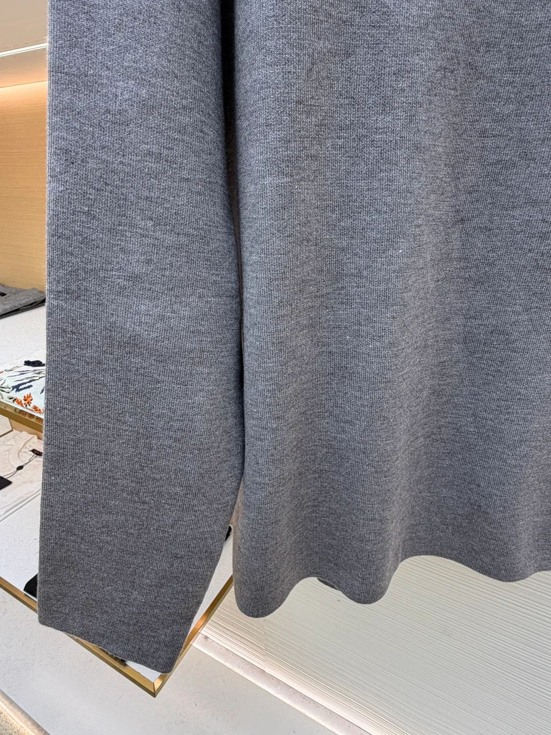 Loewe padded 3D embroidered crew neck sweater ●Original version: purchased and developed by 10958 ●Item number: 1681874-A85 ●Fabric: wool blended fabric ●Technology: 3D embroidery production ●Color: gray ●Version: fitted version ●Weight: about 555 grams ●Size: S-M-L-XL ●Description: Made of wool blended fabric, mainly 96% wool, combined with 3% nylon and 1% spandex. The main body of wool ensures the warmth and comfort of the clothing. The addition of a small amount of nylon and spandex significantly improves the elasticity and wear resistance. The ribbed decorative parts are made of 100% wool, which further enhances the texture and wearing experience. Tightly fasten the fabric and cushioning material to the frame of the embroidery machine. The embroidery machine uses sparse stitches along the pattern of the cushion layer to outline the filling area of the pattern. Then it runs the pattern of the overlay layer, using dense stitches to perfectly cover the foam cushion layer, thus forming a slightly raised Anagram embroidery, which is soft and soft to the touch. The full and thick thread layer plays a protective role and greatly improves its wear resistance. Add detergent and preliminarily rinse the bulk goods at a water temperature of about 35 degrees to remove impurities during the production process. The protease is then used to gently digest the hairiness on the surface, thereby reducing the tendency to pilling from the source, improving the feel, retaining softness, and eliminating irritation. Finally, after dehydration and drying, the dimensional and shape stability is improved. The overall wiring is straight and delicate, the fabric is comfortable and soft, and the color is consistent without color difference. It can be matched with the same style to create a fashionable look and control various occasions. Customized accessories, complete with three standards, same style for men and women!
