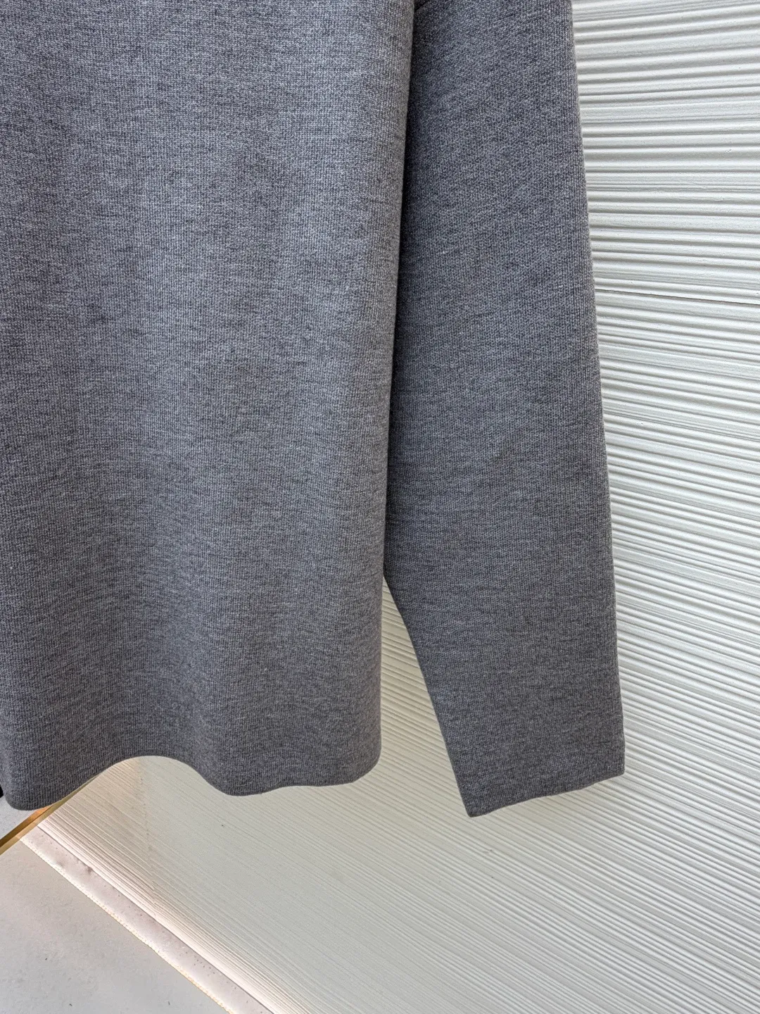Loewe padded 3D embroidered crew neck sweater ●Original version: purchased and developed by 10958 ●Item number: 1681874-A85 ●Fabric: wool blended fabric ●Technology: 3D embroidery production ●Color: gray ●Version: fitted version ●Weight: about 555 grams ●Size: S-M-L-XL ●Description: Made of wool blended fabric, mainly 96% wool, combined with 3% nylon and 1% spandex. The main body of wool ensures the warmth and comfort of the clothing. The addition of a small amount of nylon and spandex significantly improves the elasticity and wear resistance. The ribbed decorative parts are made of 100% wool, which further enhances the texture and wearing experience. Tightly fasten the fabric and cushioning material to the frame of the embroidery machine. The embroidery machine uses sparse stitches along the pattern of the cushion layer to outline the filling area of the pattern. Then it runs the pattern of the overlay layer, using dense stitches to perfectly cover the foam cushion layer, thus forming a slightly raised Anagram embroidery, which is soft and soft to the touch. The full and thick thread layer plays a protective role and greatly improves its wear resistance. Add detergent and preliminarily rinse the bulk goods at a water temperature of about 35 degrees to remove impurities during the production process. The protease is then used to gently digest the hairiness on the surface, thereby reducing the tendency to pilling from the source, improving the feel, retaining softness, and eliminating irritation. Finally, after dehydration and drying, the dimensional and shape stability is improved. The overall wiring is straight and delicate, the fabric is comfortable and soft, and the color is consistent without color difference. It can be matched with the same style to create a fashionable look and control various occasions. Customized accessories, complete with three standards, same style for men and women!