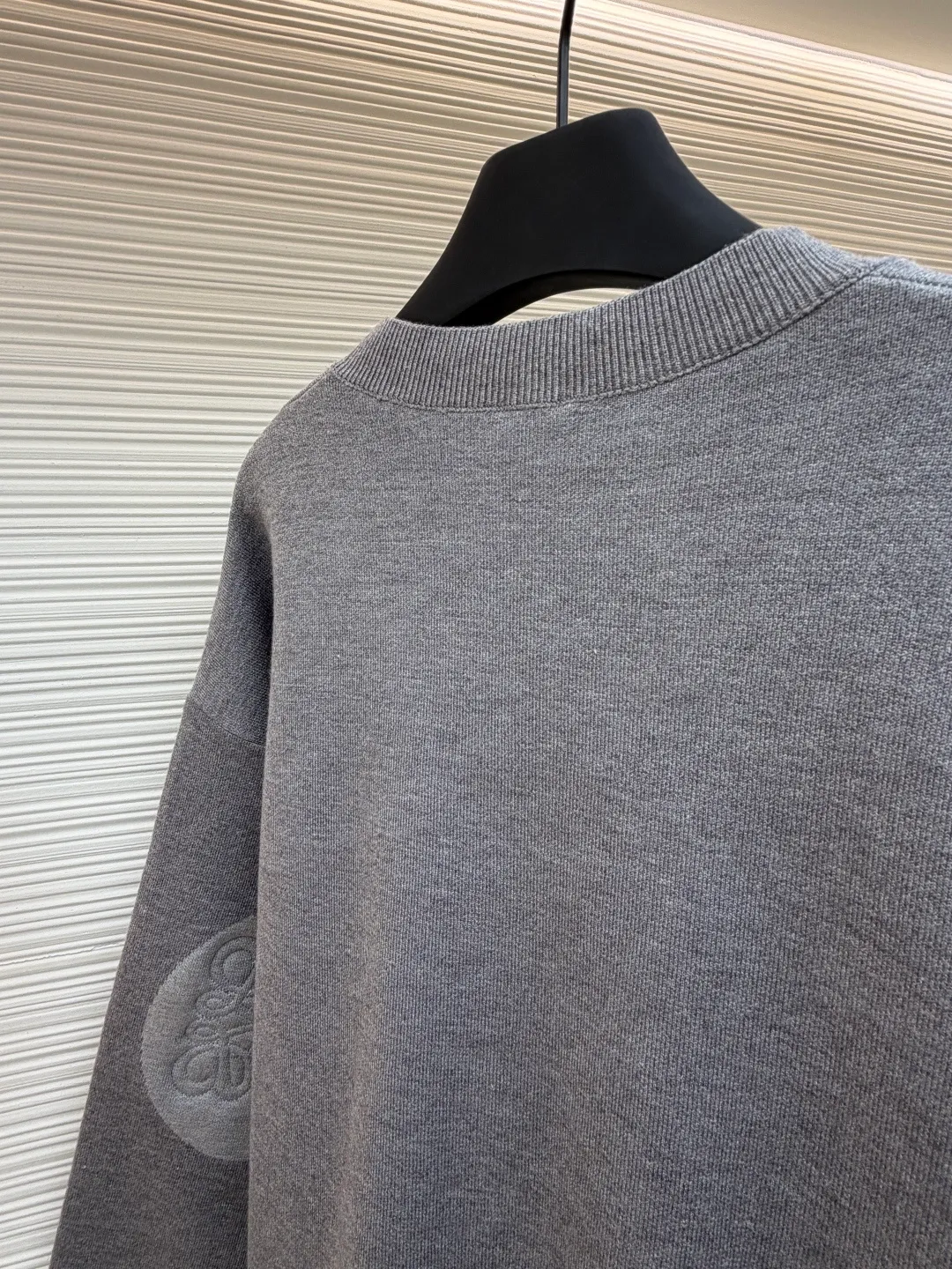 Loewe padded 3D embroidered crew neck sweater ●Original version: purchased and developed by 10958 ●Item number: 1681874-A85 ●Fabric: wool blended fabric ●Technology: 3D embroidery production ●Color: gray ●Version: fitted version ●Weight: about 555 grams ●Size: S-M-L-XL ●Description: Made of wool blended fabric, mainly 96% wool, combined with 3% nylon and 1% spandex. The main body of wool ensures the warmth and comfort of the clothing. The addition of a small amount of nylon and spandex significantly improves the elasticity and wear resistance. The ribbed decorative parts are made of 100% wool, which further enhances the texture and wearing experience. Tightly fasten the fabric and cushioning material to the frame of the embroidery machine. The embroidery machine uses sparse stitches along the pattern of the cushion layer to outline the filling area of the pattern. Then it runs the pattern of the overlay layer, using dense stitches to perfectly cover the foam cushion layer, thus forming a slightly raised Anagram embroidery, which is soft and soft to the touch. The full and thick thread layer plays a protective role and greatly improves its wear resistance. Add detergent and preliminarily rinse the bulk goods at a water temperature of about 35 degrees to remove impurities during the production process. The protease is then used to gently digest the hairiness on the surface, thereby reducing the tendency to pilling from the source, improving the feel, retaining softness, and eliminating irritation. Finally, after dehydration and drying, the dimensional and shape stability is improved. The overall wiring is straight and delicate, the fabric is comfortable and soft, and the color is consistent without color difference. It can be matched with the same style to create a fashionable look and control various occasions. Customized accessories, complete with three standards, same style for men and women!