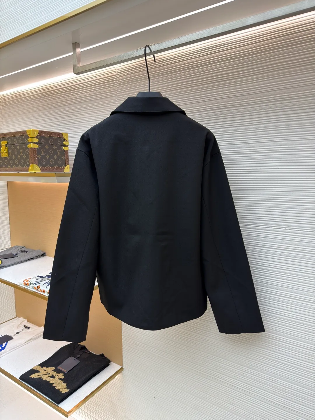 Loewe sheepskin pocket blazer ●Original version: purchased and developed for 17900 ●Item number: 1681610-B40 ●Fabric: wool blended fabric ●Technology: embossed production ●Color: black ●Version: fitted version ●Weight: about 665 grams ●Size: 36-38-40-42 ●Description: 40-count denim wool suit material. This fabric is made of double-layer wool suit fabric with a wool content of up to 55%. Because high-wool fabrics are thin, this fabric is made of double-layer composite. After washing and gluing, the fabric is close to 420 grams. The upper body has a very three-dimensional shape, and the loose fit is also very versatile. The lining is made of Tencel A100+ custom-woven fabric. The pocket leather is cut from soft sheep flat, and the small logo on the leather is pressed out of the original 1:1 positioning mold using a flower machine at a high temperature of 180 degrees. The buttons are made of pure horn buttons. Each real horn button has different textures and scratches. The iconic logo of LOEWE brand is engraved on the surface. The lower pocket has an alloy buckle with the brand's iconic logo. The overall wiring is straight and delicate, the fabric is comfortable and soft, and the color is consistent without color difference. It can be matched with the same style to create a fashionable look and control various occasions. Customized accessories, complete with three standards, same style for men and women!