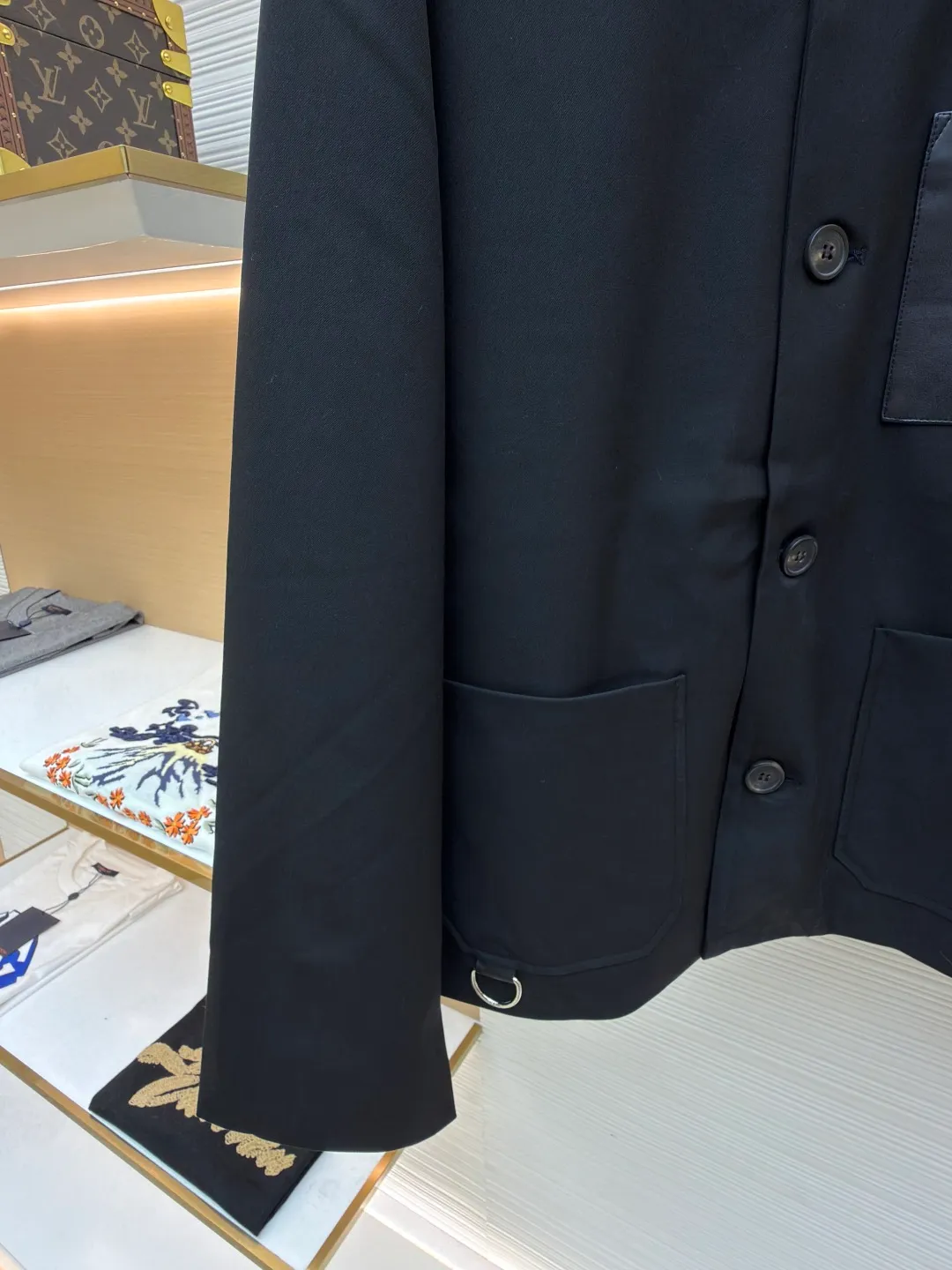 Loewe sheepskin pocket blazer ●Original version: purchased and developed for 17900 ●Item number: 1681610-B40 ●Fabric: wool blended fabric ●Technology: embossed production ●Color: black ●Version: fitted version ●Weight: about 665 grams ●Size: 36-38-40-42 ●Description: 40-count denim wool suit material. This fabric is made of double-layer wool suit fabric with a wool content of up to 55%. Because high-wool fabrics are thin, this fabric is made of double-layer composite. After washing and gluing, the fabric is close to 420 grams. The upper body has a very three-dimensional shape, and the loose fit is also very versatile. The lining is made of Tencel A100+ custom-woven fabric. The pocket leather is cut from soft sheep flat, and the small logo on the leather is pressed out of the original 1:1 positioning mold using a flower machine at a high temperature of 180 degrees. The buttons are made of pure horn buttons. Each real horn button has different textures and scratches. The iconic logo of LOEWE brand is engraved on the surface. The lower pocket has an alloy buckle with the brand's iconic logo. The overall wiring is straight and delicate, the fabric is comfortable and soft, and the color is consistent without color difference. It can be matched with the same style to create a fashionable look and control various occasions. Customized accessories, complete with three standards, same style for men and women!