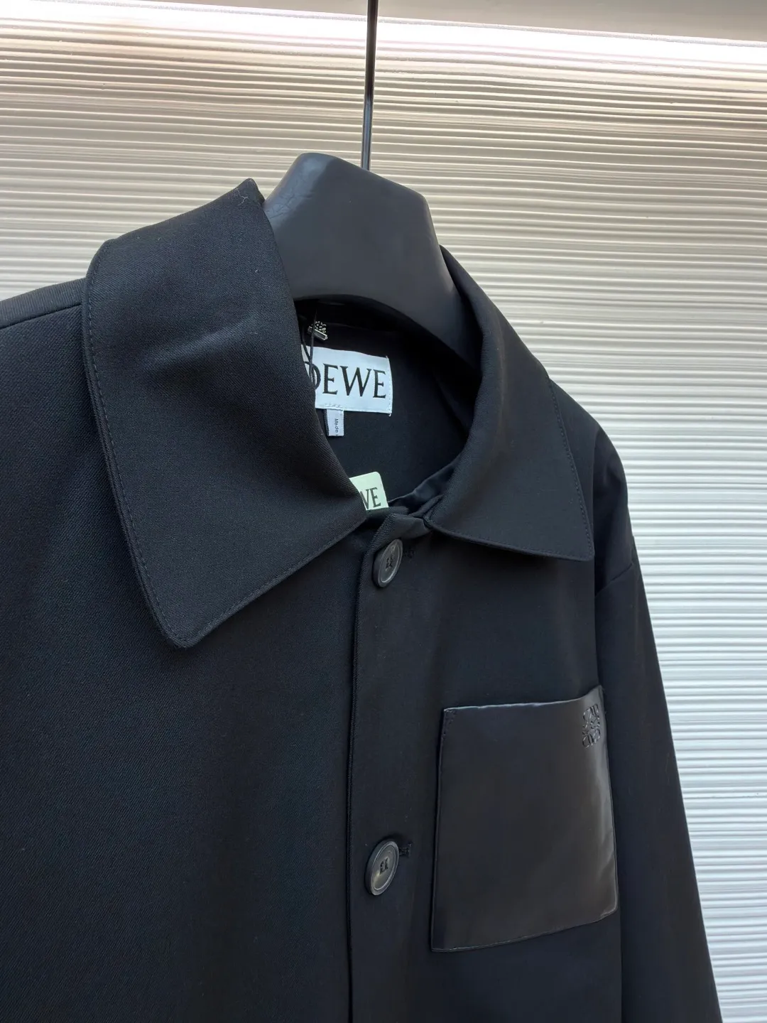 Loewe sheepskin pocket blazer ●Original version: purchased and developed for 17900 ●Item number: 1681610-B40 ●Fabric: wool blended fabric ●Technology: embossed production ●Color: black ●Version: fitted version ●Weight: about 665 grams ●Size: 36-38-40-42 ●Description: 40-count denim wool suit material. This fabric is made of double-layer wool suit fabric with a wool content of up to 55%. Because high-wool fabrics are thin, this fabric is made of double-layer composite. After washing and gluing, the fabric is close to 420 grams. The upper body has a very three-dimensional shape, and the loose fit is also very versatile. The lining is made of Tencel A100+ custom-woven fabric. The pocket leather is cut from soft sheep flat, and the small logo on the leather is pressed out of the original 1:1 positioning mold using a flower machine at a high temperature of 180 degrees. The buttons are made of pure horn buttons. Each real horn button has different textures and scratches. The iconic logo of LOEWE brand is engraved on the surface. The lower pocket has an alloy buckle with the brand's iconic logo. The overall wiring is straight and delicate, the fabric is comfortable and soft, and the color is consistent without color difference. It can be matched with the same style to create a fashionable look and control various occasions. Customized accessories, complete with three standards, same style for men and women!