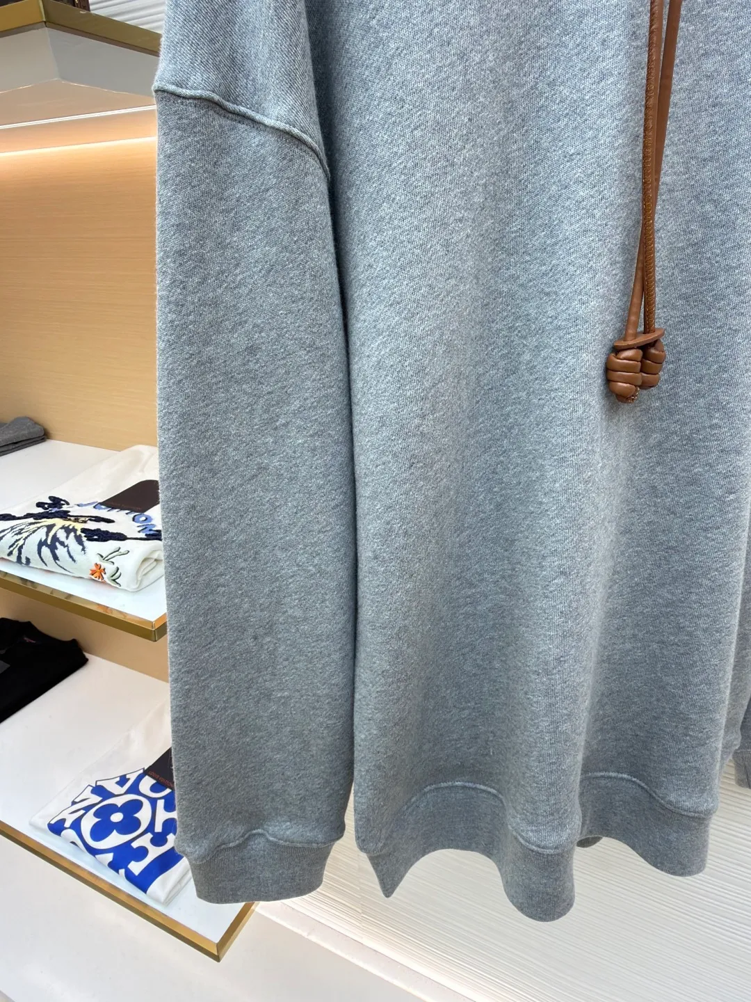 Loewe Anagram leather embroidered hooded sweatshirt ●Original version: Purchased and developed for 8800 ●Item number: 1682380-A70 ●Material: cotton fabric ●Technology: embroidery production ●Color: gray ●Version: Fitted version ●Weight: about 815 grams ●Size: S-M-L-XL ●Description: Customized medium-weight looped cotton velvet fabric, soft and comfortable to the touch, wide and stylish, with pure black as the background color It outlines a simple but not simple outline. The iconic Loewe Anagram embroidery is embellished on the chest. It is paired with a Flamenco-style leather drawstring to inject a touch of unique style. It is low-key but highlights the taste. Simplify it and mix it casually to release your individual style. It adopts imported machine embroidery technology and uses advanced computer control systems and precision mechanical components to achieve Loewe Anagram embroidery operations with high precision and smooth and delicate lines. The fabrics have been washed to give them a better feel and texture. They are not easy to deform, shrink or fade, and maintain their long-lasting beauty. The overall wiring is straight and delicate, the fabric is comfortable and soft, and the color is consistent without color difference. It can be matched with the same style to create a fashionable look and control various occasions. Customized accessories, complete with three standards, same style for men and women!