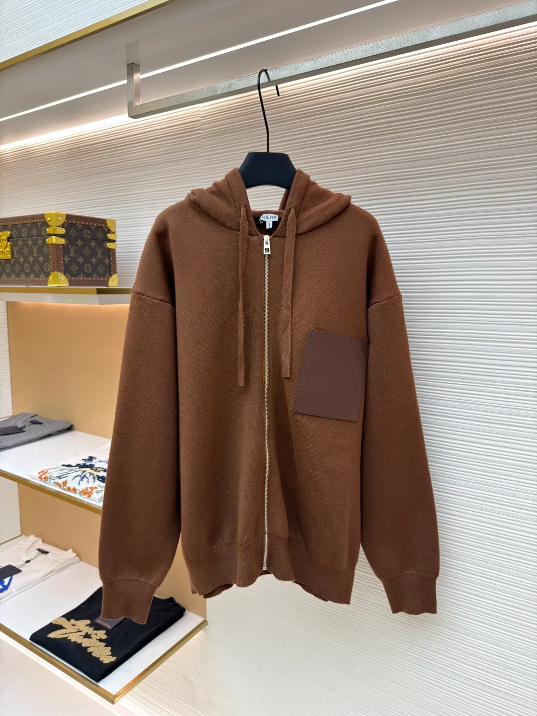 Loewe leather label pocket knitted zipper hoodie ●Original version: purchased and developed for 15900 ●Item number: 1681812-B15 ●Fabric: wool blended fabric ●Technology: knitted patch production ●Color: brown ●Version: fitted version ●Weight: about 1040 grams ●Size: S-M-L-XL ●Description: Made of 55% merino wool and woven with a 14-needle imported machine. The entire garment weighs about 960-1000 grams. The upper body shape is very three-dimensional. The thermal insulation effect is also very good when worn outside. The leather label is made of double-layer composite imitation cowhide, and the process adopts three-dimensional relief embossing technology, and the Anagram icon is embossed with high temperature. Laser positioning and wiring, each piece of clothing passes multi-layer quality inspection before being shipped. The zippers are made of No. 5 bright white electroplated zippers, the LOEWE brand logo is electroplated and engraved on the sides, and the pull teeth are made of Euler electroplated teeth. Garment washing - removal of wool impurities - color fixation - fixed fit medium weight wool hooded sweatshirt. *Regular fit, standard length*Double side seams*Hooded collar*Leather chest patch pocket*Front zip closure*Ribbed cuffs and hem*Chest pocket trim. The overall wiring is straight and delicate, the fabric is comfortable and soft, and the color is consistent without color difference. It can be matched with the same style to create a fashionable look and control various occasions. Customized accessories, complete with three standards, same style for men and women!