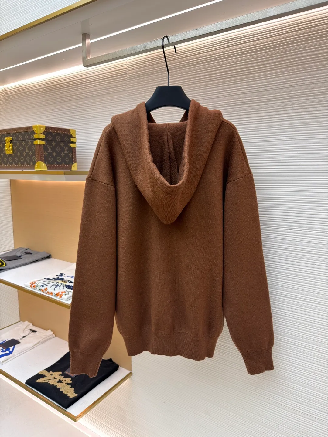 Loewe leather label pocket knitted zipper hoodie ●Original version: purchased and developed for 15900 ●Item number: 1681812-B15 ●Fabric: wool blended fabric ●Technology: knitted patch production ●Color: brown ●Version: fitted version ●Weight: about 1040 grams ●Size: S-M-L-XL ●Description: Made of 55% merino wool and woven with a 14-needle imported machine. The entire garment weighs about 960-1000 grams. The upper body shape is very three-dimensional. The thermal insulation effect is also very good when worn outside. The leather label is made of double-layer composite imitation cowhide, and the process adopts three-dimensional relief embossing technology, and the Anagram icon is embossed with high temperature. Laser positioning and wiring, each piece of clothing passes multi-layer quality inspection before being shipped. The zippers are made of No. 5 bright white electroplated zippers, the LOEWE brand logo is electroplated and engraved on the sides, and the pull teeth are made of Euler electroplated teeth. Garment washing - removal of wool impurities - color fixation - fixed fit medium weight wool hooded sweatshirt. *Regular fit, standard length*Double side seams*Hooded collar*Leather chest patch pocket*Front zip closure*Ribbed cuffs and hem*Chest pocket trim. The overall wiring is straight and delicate, the fabric is comfortable and soft, and the color is consistent without color difference. It can be matched with the same style to create a fashionable look and control various occasions. Customized accessories, complete with three standards, same style for men and women!