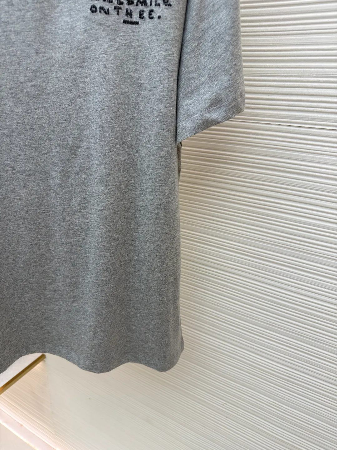 Loewe White Cat Gray Round Neck Short Sleeve ●Original version: Purchased and developed by 4613 ●Item No.: 1681938-X95 ●Fabric: Cotton jersey material ●Technology: Futurist Cat cross-stitch production ●Color: gray ●Version: Fitted version ●Weight: about 190g ●Size: High-count combed cotton yarn eliminates most of the short hairiness through compact spinning process, making the yarn smoother and stronger. The woven fabric structure is extremely dense, flat and soft, with excellent anti-pilling ability and durability, while retaining the natural advantages of pure cotton, which is breathable and skin-friendly. Anagram embroidery uses three-dimensional embroidery technology and is filled with multiple layers of embroidery thread to make the logo clear, full and protruding from the surface of the fabric. Classic trademark letter design, fine embroidery and dense stitching, clear font and strong sense of lines and three-dimensionality. The overall wiring is straight and delicate, the fabric is comfortable and soft, and the color is consistent without color difference. It can be matched with the same style to create a fashionable look and control various occasions. Customized accessories, complete with three standards, same style for men and women!