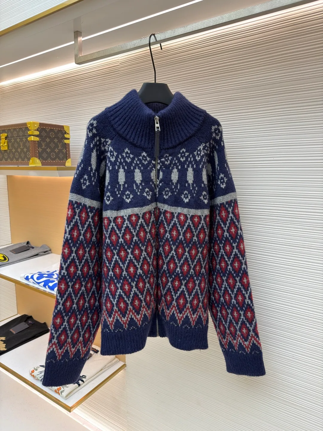 Loewe full-embellished geometric jacquard sweater jacket ●Original version: Purchased and developed at 20900 ●Item number: 1682196-B70 ●Fabric: wool blended fabric ●Technology: curved thread weave ●Color: blue and red ●Version: fitted version ●Weight: about 1835 grams ●Size: S-M-L-XL ●Description: Customized edelweiss jacquard wool, full texture, thick and solid Every inch of fiber contains a heavy warmth. Navy blue is the base, red and white are flames, giving the color dynamic saturation. The Fair Isle pattern is presented in an asymmetrical diamond order, becoming a statement of New Nordic aesthetics. The exquisite zipper design is cleverly integrated into the knitted jacket, making the jacket instantly rejuvenated. The heavy texture is everywhere showing its luxurious charm. Defining extraordinary taste, it is made of machine jacquard imported from Germany. Precisely control the arrangement and interweaving of yarns and carefully interweave on the loom. Fair Isle jacquard art pattern inlay makes the fabric more vivid and three-dimensional. The curved thread structure changes the stitching and yarn arrangement during the knitting process so that the yarns present a curved distribution in the fabric. The garment washing water is softened and deodorized using professional washing equipment and specific detergents to deeply clean and deodorize the clothes to improve the feel and appearance of the clothes. The overall wiring is straight and delicate, the fabric is comfortable and soft, and the color is consistent without color difference. It can be matched with the same style to create a fashionable look and control various occasions. Customized accessories, complete with three standards, same style for men and women!