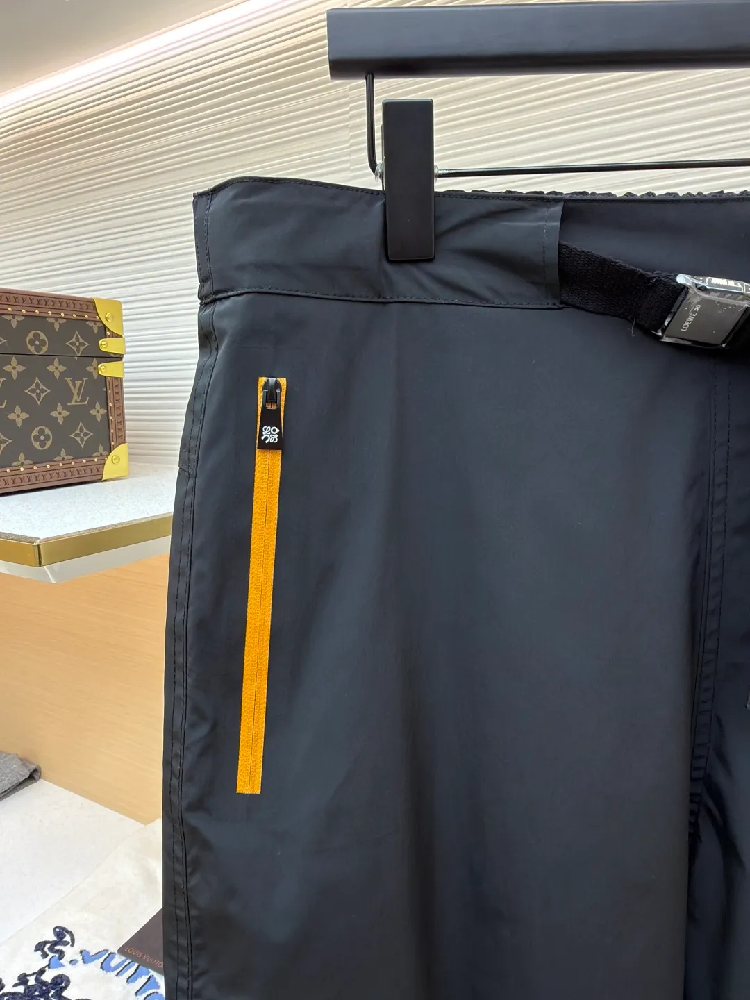 Loewe On co-branded functional sports trousers ●Original version: purchased and developed by 3784 ●Item number: 1681974-B50 ●Fabric: lightweight technical fabric ●Technology: glue printing ●Color: black ●Version: fitted version ●Weight: about 470 grams ●Size: XS-S-M-L ●Description: The main body and lining are made of 100% polyester fiber technical fabric. This synthetic fiber has been specially treated to have core functional properties such as lightweight, high strength, quick-drying and water-repellent, making it ideal for making functional clothing. Mesh lining is used in key areas to significantly improve breathability, accelerate air circulation and avoid stuffiness, thereby providing protection while ensuring comfort. The Anagram On embossed rubber tag on the belt is heat-formed through a mold and is durable, three-dimensional and has a unique tactile feel. The reflective LOEWE On printing on workwear pockets and legs is achieved through a reflective paste printing process. It appears low-key gray under daily light, but when exposed to direct light at night, it will reflect strongly, greatly improving the wearer's visibility and safety in dim environments. The pocket system is the functional core of overalls. The utility flap pockets provide safe storage space and enhance the overall style through a three-dimensional structural design. The multiple side and back waterproof zipper pockets go a step further. By using waterproof taped zippers or laminated waterproof fabrics, important items are absolutely protected from rainwater. The overall wiring is straight and delicate, the fabric is comfortable and soft, and the color is consistent without color difference. It can be matched with the same style to create a fashionable look and control various occasions. Customized accessories, complete with three standards, same style for men and women!