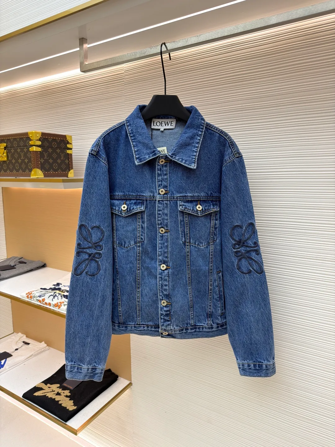 Loewe Anagram denim denim jacket ●Authentic product: Purchased and developed by 6826 ●Item number: 1681763-B10 ●Material: denim denim fabric ●Technology: laser cutting ●Version: fitted version ●Weight: about 885 grams ●Size: 46-48-50-52 ●Description: Customized dense-core condensed yarn material, comfortable and close to the skin, full of texture, Elbows decorated with Anagram hollow design The chest button flap welt pockets are sublimated. The classic LOEWE leather label logo is embellished on the back. The visual recognition is full. A statement of personality and taste. The collision of classics and innovation. The versatile charm of denim jackets. Denim elements. It is also synonymous with casual and uninhibited. It is laser cut. The elbows are manually disassembled and laid flat for laser positioning and cutting of the Anagram pattern. Then the internal patching is done by hand and finally manually sewn on. Expensive labor cost and high loss. Low daily output. Use imported special machine for infrared positioning "Loewe" The "leather label" position is more precise and firm. The overall wiring is straight and delicate, the fabric is comfortable and soft, and the color is consistent without color difference. It can be matched with the same style to create a fashionable look and control various occasions. Customized accessories, complete with three standards, same style for men and women!