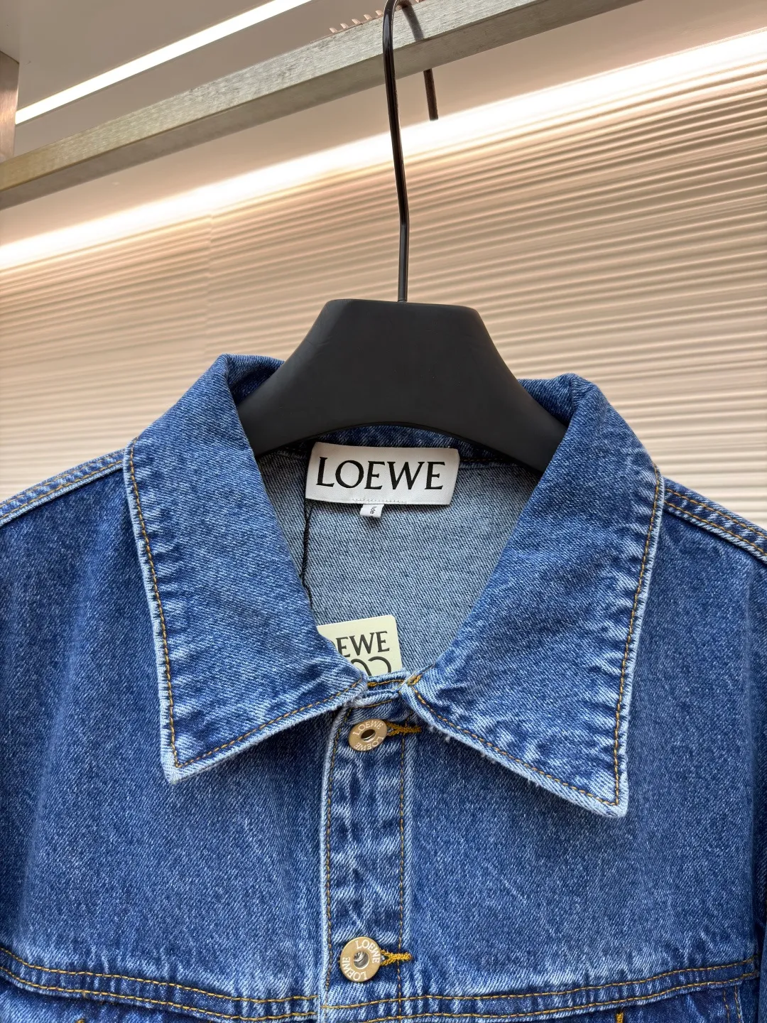 Loewe Anagram denim denim jacket ●Authentic product: Purchased and developed by 6826 ●Item number: 1681763-B10 ●Material: denim denim fabric ●Technology: laser cutting ●Version: fitted version ●Weight: about 885 grams ●Size: 46-48-50-52 ●Description: Customized dense-core condensed yarn material, comfortable and close to the skin, full of texture, Elbows decorated with Anagram hollow design The chest button flap welt pockets are sublimated. The classic LOEWE leather label logo is embellished on the back. The visual recognition is full. A statement of personality and taste. The collision of classics and innovation. The versatile charm of denim jackets. Denim elements. It is also synonymous with casual and uninhibited. It is laser cut. The elbows are manually disassembled and laid flat for laser positioning and cutting of the Anagram pattern. Then the internal patching is done by hand and finally manually sewn on. Expensive labor cost and high loss. Low daily output. Use imported special machine for infrared positioning "Loewe" The "leather label" position is more precise and firm. The overall wiring is straight and delicate, the fabric is comfortable and soft, and the color is consistent without color difference. It can be matched with the same style to create a fashionable look and control various occasions. Customized accessories, complete with three standards, same style for men and women!