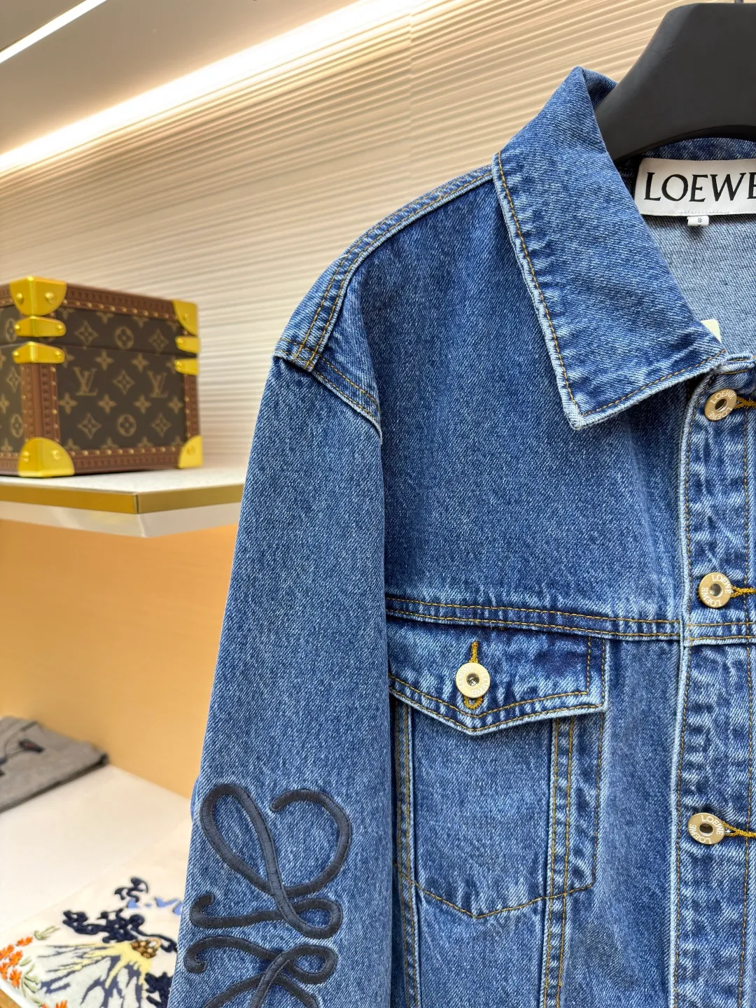 Loewe Anagram denim denim jacket ●Authentic product: Purchased and developed by 6826 ●Item number: 1681763-B10 ●Material: denim denim fabric ●Technology: laser cutting ●Version: fitted version ●Weight: about 885 grams ●Size: 46-48-50-52 ●Description: Customized dense-core condensed yarn material, comfortable and close to the skin, full of texture, Elbows decorated with Anagram hollow design The chest button flap welt pockets are sublimated. The classic LOEWE leather label logo is embellished on the back. The visual recognition is full. A statement of personality and taste. The collision of classics and innovation. The versatile charm of denim jackets. Denim elements. It is also synonymous with casual and uninhibited. It is laser cut. The elbows are manually disassembled and laid flat for laser positioning and cutting of the Anagram pattern. Then the internal patching is done by hand and finally manually sewn on. Expensive labor cost and high loss. Low daily output. Use imported special machine for infrared positioning "Loewe" The "leather label" position is more precise and firm. The overall wiring is straight and delicate, the fabric is comfortable and soft, and the color is consistent without color difference. It can be matched with the same style to create a fashionable look and control various occasions. Customized accessories, complete with three standards, same style for men and women!