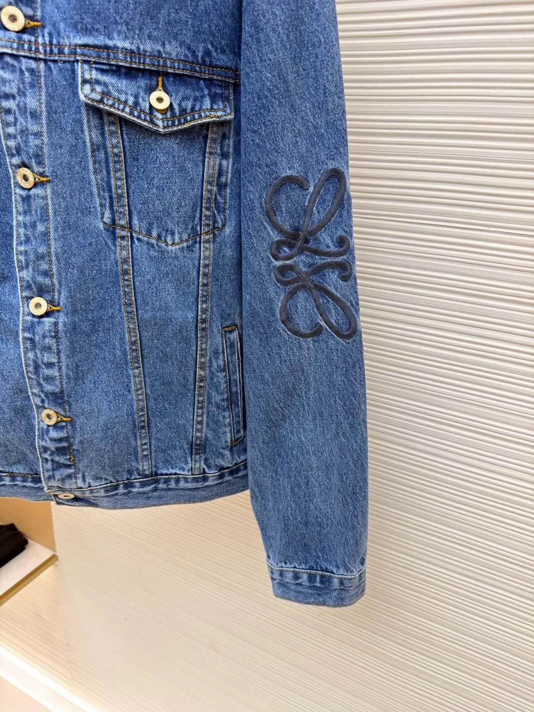Loewe Anagram denim denim jacket ●Authentic product: Purchased and developed by 6826 ●Item number: 1681763-B10 ●Material: denim denim fabric ●Technology: laser cutting ●Version: fitted version ●Weight: about 885 grams ●Size: 46-48-50-52 ●Description: Customized dense-core condensed yarn material, comfortable and close to the skin, full of texture, Elbows decorated with Anagram hollow design The chest button flap welt pockets are sublimated. The classic LOEWE leather label logo is embellished on the back. The visual recognition is full. A statement of personality and taste. The collision of classics and innovation. The versatile charm of denim jackets. Denim elements. It is also synonymous with casual and uninhibited. It is laser cut. The elbows are manually disassembled and laid flat for laser positioning and cutting of the Anagram pattern. Then the internal patching is done by hand and finally manually sewn on. Expensive labor cost and high loss. Low daily output. Use imported special machine for infrared positioning "Loewe" The "leather label" position is more precise and firm. The overall wiring is straight and delicate, the fabric is comfortable and soft, and the color is consistent without color difference. It can be matched with the same style to create a fashionable look and control various occasions. Customized accessories, complete with three standards, same style for men and women!