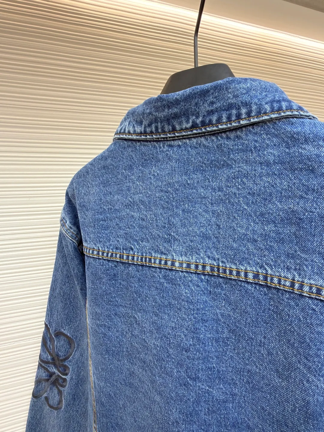 Loewe Anagram denim denim jacket ●Authentic product: Purchased and developed by 6826 ●Item number: 1681763-B10 ●Material: denim denim fabric ●Technology: laser cutting ●Version: fitted version ●Weight: about 885 grams ●Size: 46-48-50-52 ●Description: Customized dense-core condensed yarn material, comfortable and close to the skin, full of texture, Elbows decorated with Anagram hollow design The chest button flap welt pockets are sublimated. The classic LOEWE leather label logo is embellished on the back. The visual recognition is full. A statement of personality and taste. The collision of classics and innovation. The versatile charm of denim jackets. Denim elements. It is also synonymous with casual and uninhibited. It is laser cut. The elbows are manually disassembled and laid flat for laser positioning and cutting of the Anagram pattern. Then the internal patching is done by hand and finally manually sewn on. Expensive labor cost and high loss. Low daily output. Use imported special machine for infrared positioning "Loewe" The "leather label" position is more precise and firm. The overall wiring is straight and delicate, the fabric is comfortable and soft, and the color is consistent without color difference. It can be matched with the same style to create a fashionable look and control various occasions. Customized accessories, complete with three standards, same style for men and women!