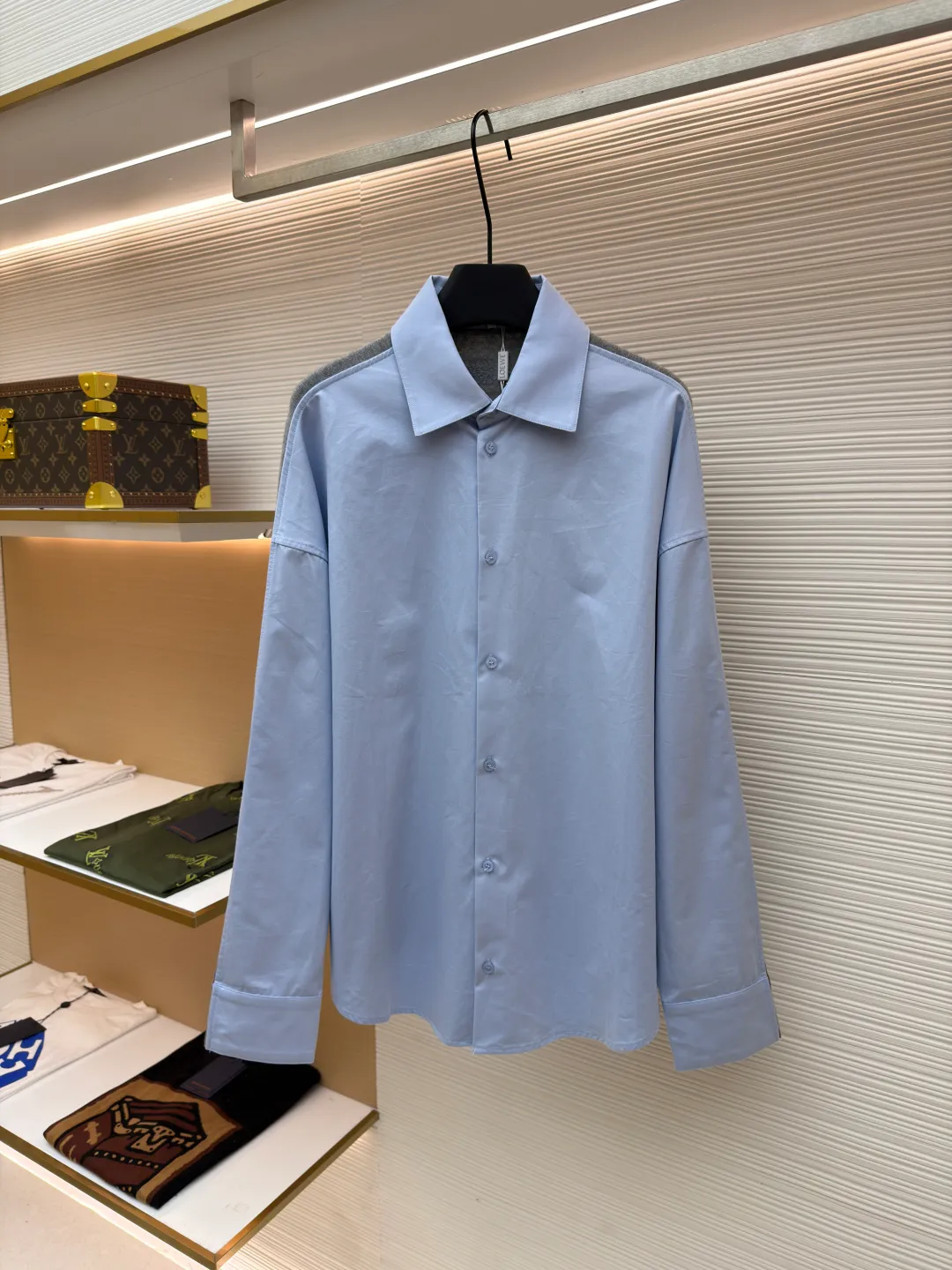 LOEWE cotton and knitted patchwork shirt ●Original version: purchased and developed by 12623 ●Item number: 1680886-B50 ●Fabric: high count cotton yarn fabric ●Technology: mechanical embroidery production ●Version: fitted version ●Weight: about 350 grams ●Size: 36-38-40-42 ●Description: The front panel is made of high-count cotton yarn through a weaving process with high warp density and low weft density to make a light and thin fabric with excellent breathability. The surface is smooth and flat, and feels as smooth as silk. At the same time, it retains the natural skin-friendly properties of cotton, making it snug and comfortable without any strange feeling. Because the warp yarns are closely arranged, the surface of the fabric shows longitudinal texture and soft luster, enhancing the visual sense of luxury. The back panel is woven with extremely fine wool yarn through high-count spinning technology to make a fabric with moderate density. It feels soft and skin-friendly, and has a delicate velvet feel on the surface. Wool fiber has a natural hollow structure, which can lock in still air and form an excellent thermal insulation layer. Even if it is light and thin, it has a good thermal insulation effect. Under the back collar, the high-precision calculation system of the computerized embroidery machine controls the coordinated operation of the machine head, needle bar, and thread spool. The fabric frame moves accurately in the horizontal and vertical directions to form a stitch track. The upper and lower thread tensions are adjusted to ensure that the stitches are smooth and free of floating threads, forming anagram embroidery with an error of ±0.1mm. The overall wiring is straight and delicate, the fabric is comfortable and soft, and the color is consistent without color difference. It can be matched with the same style to create a fashionable look and control various occasions. Customized accessories, complete with three standards, same style for men and women!