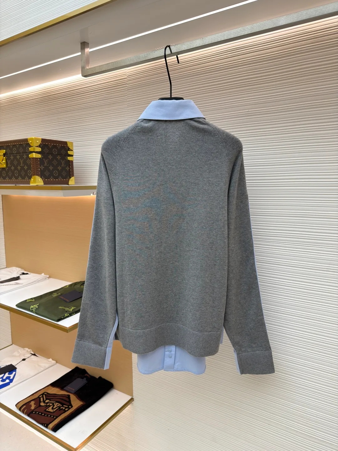 LOEWE cotton and knitted patchwork shirt ●Original version: purchased and developed by 12623 ●Item number: 1680886-B50 ●Fabric: high count cotton yarn fabric ●Technology: mechanical embroidery production ●Version: fitted version ●Weight: about 350 grams ●Size: 36-38-40-42 ●Description: The front panel is made of high-count cotton yarn through a weaving process with high warp density and low weft density to make a light and thin fabric with excellent breathability. The surface is smooth and flat, and feels as smooth as silk. At the same time, it retains the natural skin-friendly properties of cotton, making it snug and comfortable without any strange feeling. Because the warp yarns are closely arranged, the surface of the fabric shows longitudinal texture and soft luster, enhancing the visual sense of luxury. The back panel is woven with extremely fine wool yarn through high-count spinning technology to make a fabric with moderate density. It feels soft and skin-friendly, and has a delicate velvet feel on the surface. Wool fiber has a natural hollow structure, which can lock in still air and form an excellent thermal insulation layer. Even if it is light and thin, it has a good thermal insulation effect. Under the back collar, the high-precision calculation system of the computerized embroidery machine controls the coordinated operation of the machine head, needle bar, and thread spool. The fabric frame moves accurately in the horizontal and vertical directions to form a stitch track. The upper and lower thread tensions are adjusted to ensure that the stitches are smooth and free of floating threads, forming anagram embroidery with an error of ±0.1mm. The overall wiring is straight and delicate, the fabric is comfortable and soft, and the color is consistent without color difference. It can be matched with the same style to create a fashionable look and control various occasions. Customized accessories, complete with three standards, same style for men and women!