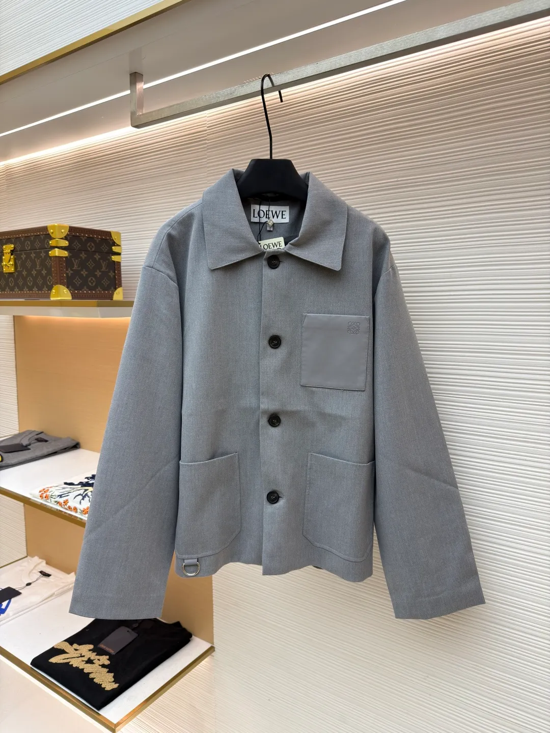 Loewe sheepskin pocket blazer ●Original version: Purchased and developed for 7999 ●Item number: 1681611-B40 ●Fabric: wool blended fabric ●Technology: embossed production ●Color: gray ●Version: fitted version ●Weight: about 685 grams ●Size: 36-38-40-42 ●Description: 40-count denim wool suit material. This fabric is made of double-layer wool suit fabric with a wool content of up to 55%. Because high-wool fabrics are thin, this fabric is made of double-layer composite. After washing and gluing, the fabric is close to 420 grams. The upper body has a very three-dimensional shape, and the loose fit is also very versatile. The lining is made of Tencel A100+ custom-woven fabric. The pocket leather is cut from soft sheep flat, and the small logo on the leather is pressed out of the original 1:1 positioning mold using a flower machine at a high temperature of 180 degrees. The buttons are made of pure horn buttons. Each real horn button has different textures and scratches. The iconic logo of LOEWE brand is engraved on the surface. The lower pocket has an alloy buckle with the brand's iconic logo. The overall wiring is straight and delicate, the fabric is comfortable and soft, and the color is consistent without color difference. It can be matched with the same style to create a fashionable look and control various occasions. Customized accessories, complete with three standards, same style for men and women!