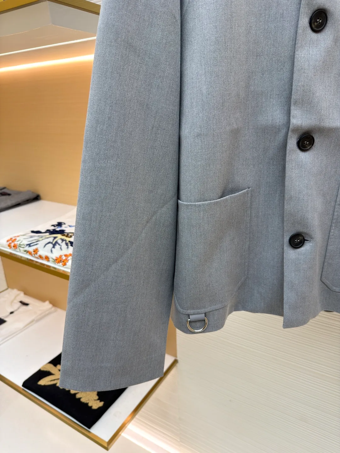 Loewe sheepskin pocket blazer ●Original version: Purchased and developed for 7999 ●Item number: 1681611-B40 ●Fabric: wool blended fabric ●Technology: embossed production ●Color: gray ●Version: fitted version ●Weight: about 685 grams ●Size: 36-38-40-42 ●Description: 40-count denim wool suit material. This fabric is made of double-layer wool suit fabric with a wool content of up to 55%. Because high-wool fabrics are thin, this fabric is made of double-layer composite. After washing and gluing, the fabric is close to 420 grams. The upper body has a very three-dimensional shape, and the loose fit is also very versatile. The lining is made of Tencel A100+ custom-woven fabric. The pocket leather is cut from soft sheep flat, and the small logo on the leather is pressed out of the original 1:1 positioning mold using a flower machine at a high temperature of 180 degrees. The buttons are made of pure horn buttons. Each real horn button has different textures and scratches. The iconic logo of LOEWE brand is engraved on the surface. The lower pocket has an alloy buckle with the brand's iconic logo. The overall wiring is straight and delicate, the fabric is comfortable and soft, and the color is consistent without color difference. It can be matched with the same style to create a fashionable look and control various occasions. Customized accessories, complete with three standards, same style for men and women!