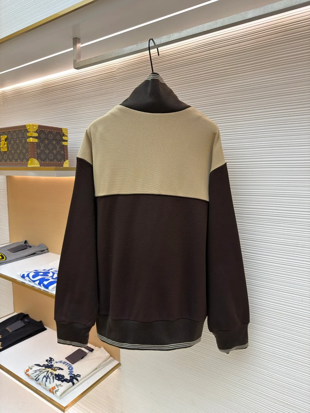 MIUMIU embroidered logo zipper jacket ●Item number: 1682179-B70 ●Material: mercerized wool fabric ●Technology: laser burning ●Color: brown ●Version: fitted version ●Weight: about 865 grams ●Size: S-M-L-XL ●Description: Customized mercerized wool, as delicate as silk, warm to the touch When the quiet blue of the deep sea meets the calm gray of the rocks It exudes a sense of high-end and hides restrained aesthetic ideas. It has a neat sports silhouette. The iconic Miu Miu embroidered logo of the same color is embellished on the chest. It is low-key but can hardly hide the identity mark. It is hidden in the public and visible in the mind. The street-style zipper sweatshirt silhouette is disassembled to present an architectural three-dimensional sense of depth. Suit attendance has become the focus of fashion pioneers. Laser burning process is an advanced process that uses laser technology for logo engraving. The laser is projected onto the surface of the material, causing the material to be locally and rapidly heated to melt to form the Miu Miu logo. The position and shape can be precisely controlled. Adopt imported machine embroidery technology, use advanced computer control systems and precision mechanical components to achieve Miu Miu logo embroidery operations with high precision. The lines are smooth and delicate, and the fabrics have been sand-washed. The texture is better, not easy to deform, not easy to shrink, not easy to fade, and maintains long-term beauty. The overall wiring is straight and delicate, the fabric is comfortable and soft, and the color is consistent without color difference. It can be matched with the same style to create a fashionable look and control various occasions. Customized accessories, complete with three standards, same style for men and women!
